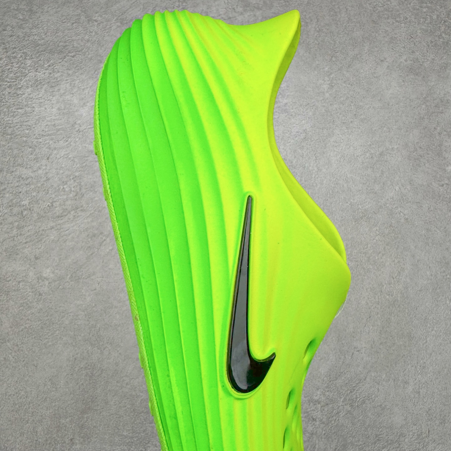 图片[6]-＃DC纯原 NK ReactX Rejuven8 简约舒适百搭洞洞鞋 HV5060-300 重金购入原鞋及原档案磨具生产指令开发 唯一正确组合大底 组合侧面Logo 鞋头不过分上翘 后跟Logo 凹凸明显 轮廓分明 LOGO内侧钢印清晰工整 原厂磨具全鞋无多余毛边 同源公司EVA粒子环保塑料 原厂指令配方 无任何异味 弹性卡色均保持原鞋一致 匠心打造 鞋口弧度大小 鞋面色泽质感同步原鞋 LOGO内侧钢印清晰工整 从名字就能看出，这款鞋搭载了React X缓震科技，保证了舒适的脚感和轻盈的穿着体验。设计上，这双鞋采用了近几年非常流行的洞洞鞋风格，但特别之处在于加入了波浪纹路细节，让整个鞋型看起来更有立体感，视觉上也增添了几分现代感。尺码：36 36.5 37.5 38 38.5 39 40 40.5 41 42 42.5 43 44 44.5 45 46-选品中心