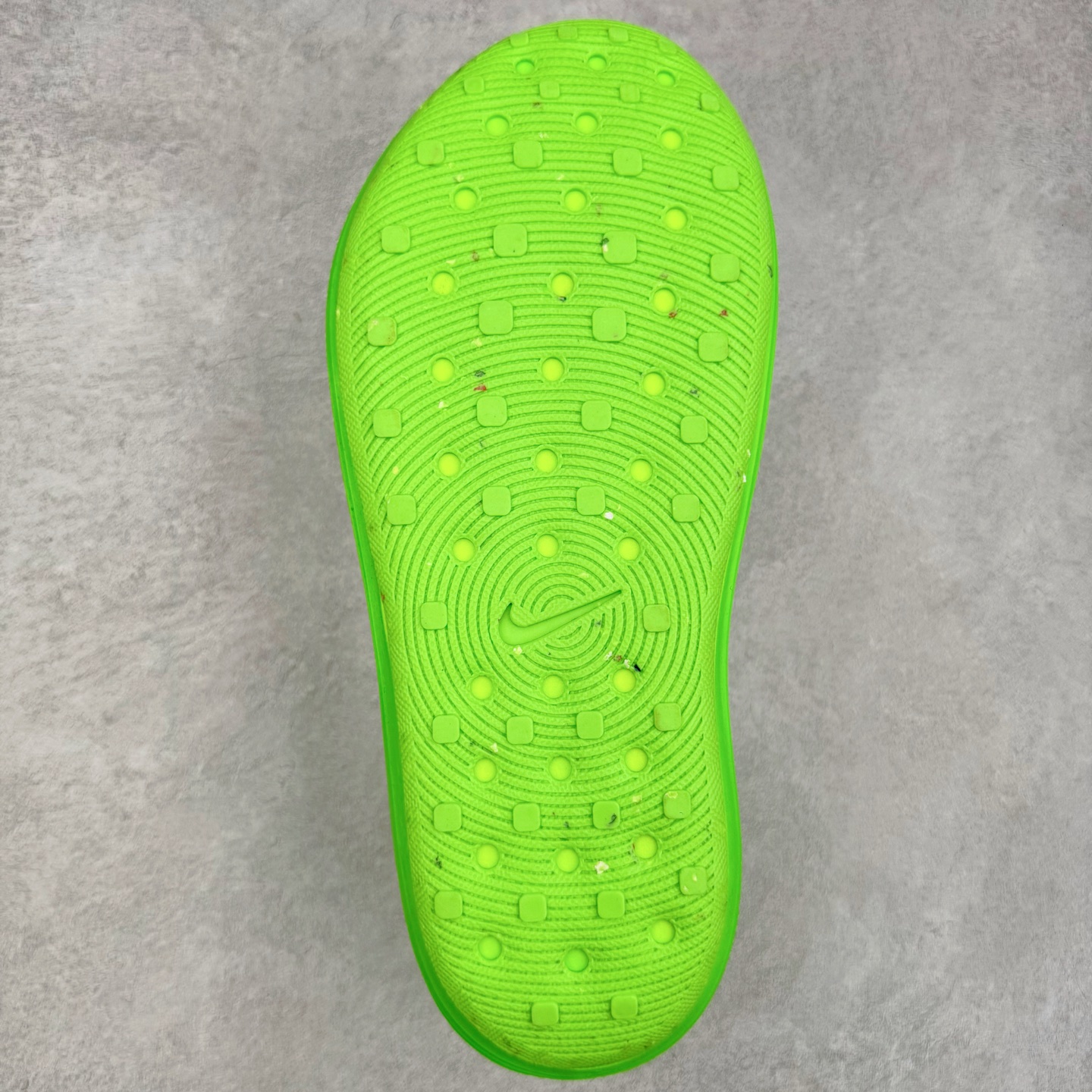 图片[9]-＃DC纯原 NK ReactX Rejuven8 简约舒适百搭洞洞鞋 HV5060-300 重金购入原鞋及原档案磨具生产指令开发 唯一正确组合大底 组合侧面Logo 鞋头不过分上翘 后跟Logo 凹凸明显 轮廓分明 LOGO内侧钢印清晰工整 原厂磨具全鞋无多余毛边 同源公司EVA粒子环保塑料 原厂指令配方 无任何异味 弹性卡色均保持原鞋一致 匠心打造 鞋口弧度大小 鞋面色泽质感同步原鞋 LOGO内侧钢印清晰工整 从名字就能看出，这款鞋搭载了React X缓震科技，保证了舒适的脚感和轻盈的穿着体验。设计上，这双鞋采用了近几年非常流行的洞洞鞋风格，但特别之处在于加入了波浪纹路细节，让整个鞋型看起来更有立体感，视觉上也增添了几分现代感。尺码：36 36.5 37.5 38 38.5 39 40 40.5 41 42 42.5 43 44 44.5 45 46-选品中心