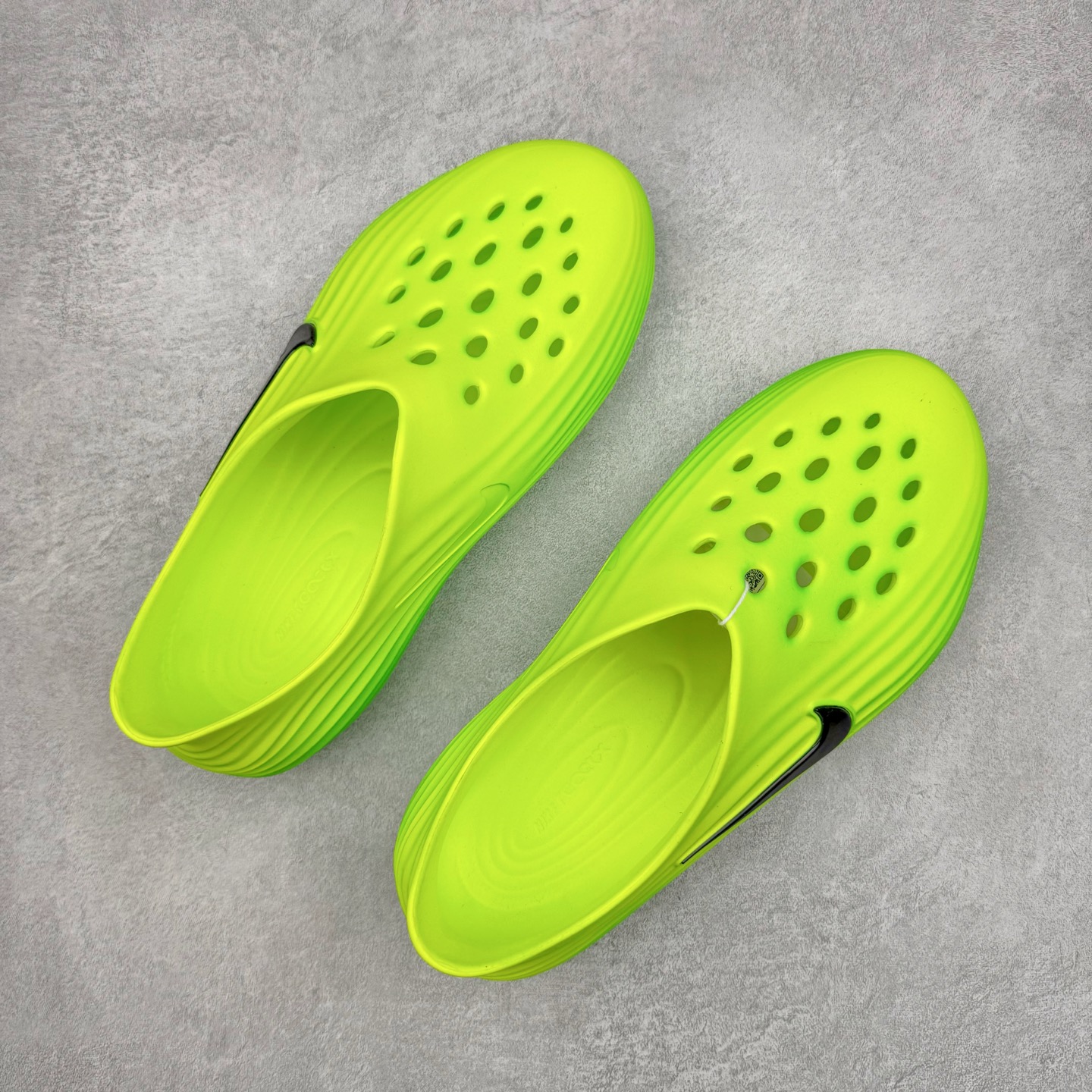 图片[3]-＃DC纯原 NK ReactX Rejuven8 简约舒适百搭洞洞鞋 HV5060-300 重金购入原鞋及原档案磨具生产指令开发 唯一正确组合大底 组合侧面Logo 鞋头不过分上翘 后跟Logo 凹凸明显 轮廓分明 LOGO内侧钢印清晰工整 原厂磨具全鞋无多余毛边 同源公司EVA粒子环保塑料 原厂指令配方 无任何异味 弹性卡色均保持原鞋一致 匠心打造 鞋口弧度大小 鞋面色泽质感同步原鞋 LOGO内侧钢印清晰工整 从名字就能看出，这款鞋搭载了React X缓震科技，保证了舒适的脚感和轻盈的穿着体验。设计上，这双鞋采用了近几年非常流行的洞洞鞋风格，但特别之处在于加入了波浪纹路细节，让整个鞋型看起来更有立体感，视觉上也增添了几分现代感。尺码：36 36.5 37.5 38 38.5 39 40 40.5 41 42 42.5 43 44 44.5 45 46-选品中心