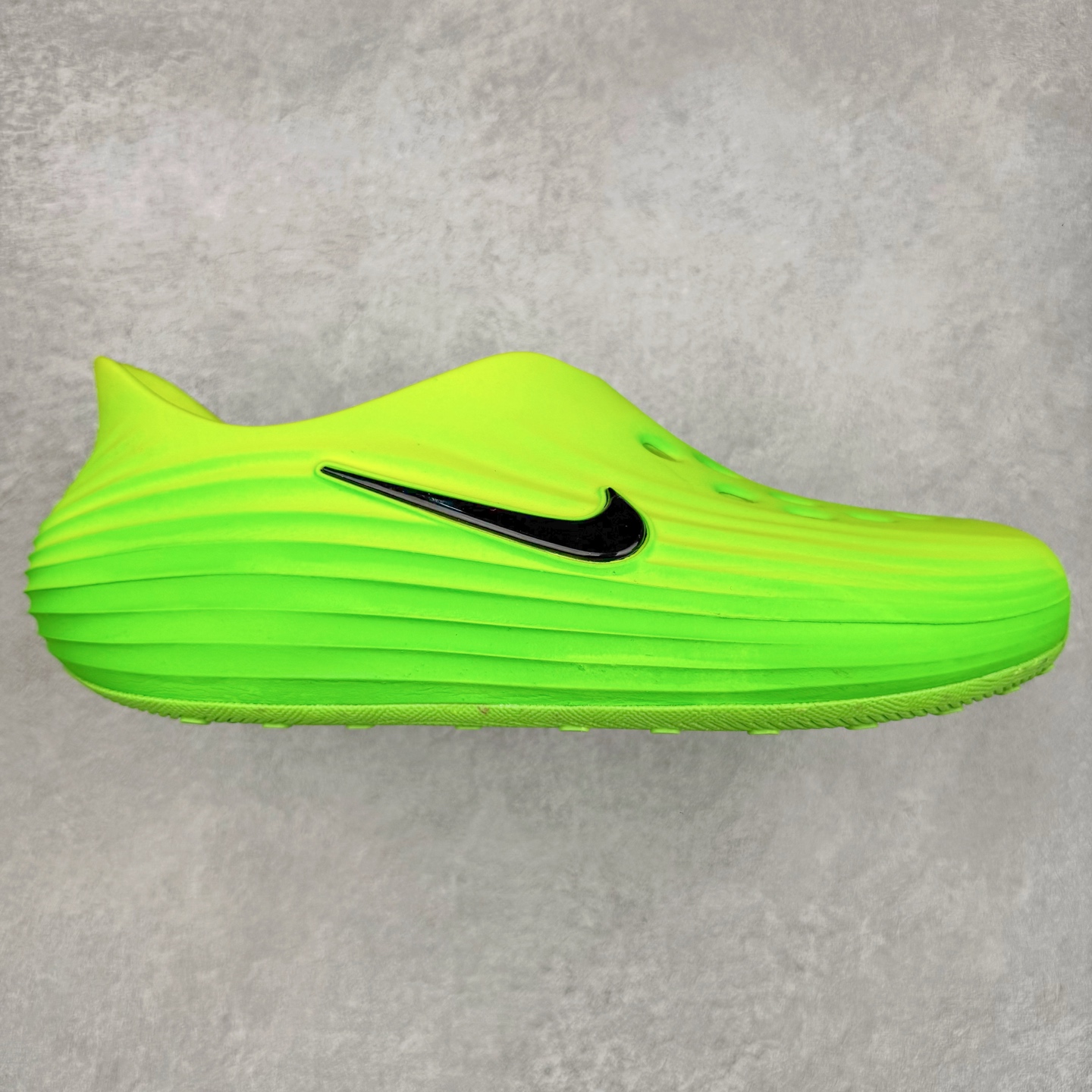 ＃DC纯原 NK ReactX Rejuven8 简约舒适百搭洞洞鞋 HV5060-300 重金购入原鞋及原档案磨具生产指令开发 唯一正确组合大底 组合侧面Logo 鞋头不过分上翘 后跟Logo 凹凸明显 轮廓分明 LOGO内侧钢印清晰工整 原厂磨具全鞋无多余毛边 同源公司EVA粒子环保塑料 原厂指令配方 无任何异味 弹性卡色均保持原鞋一致 匠心打造 鞋口弧度大小 鞋面色泽质感同步原鞋 LOGO内侧钢印清晰工整 从名字就能看出，这款鞋搭载了React X缓震科技，保证了舒适的脚感和轻盈的穿着体验。设计上，这双鞋采用了近几年非常流行的洞洞鞋风格，但特别之处在于加入了波浪纹路细节，让整个鞋型看起来更有立体感，视觉上也增添了几分现代感。尺码：36 36.5 37.5 38 38.5 39 40 40.5 41 42 42.5 43 44 44.5 45 46-选品中心