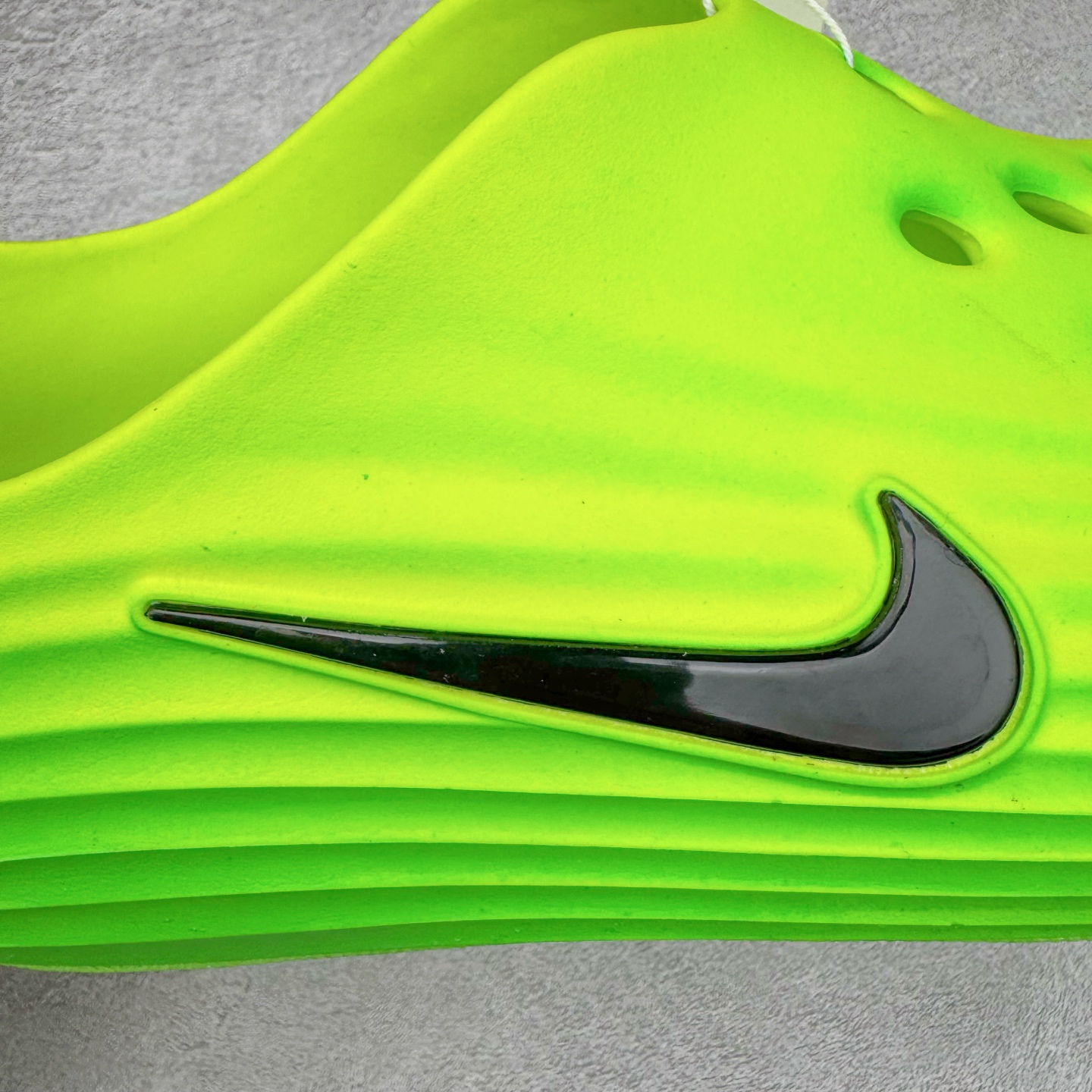 图片[11]-＃DC纯原 NK ReactX Rejuven8 简约舒适百搭洞洞鞋 HV5060-300 重金购入原鞋及原档案磨具生产指令开发 唯一正确组合大底 组合侧面Logo 鞋头不过分上翘 后跟Logo 凹凸明显 轮廓分明 LOGO内侧钢印清晰工整 原厂磨具全鞋无多余毛边 同源公司EVA粒子环保塑料 原厂指令配方 无任何异味 弹性卡色均保持原鞋一致 匠心打造 鞋口弧度大小 鞋面色泽质感同步原鞋 LOGO内侧钢印清晰工整 从名字就能看出，这款鞋搭载了React X缓震科技，保证了舒适的脚感和轻盈的穿着体验。设计上，这双鞋采用了近几年非常流行的洞洞鞋风格，但特别之处在于加入了波浪纹路细节，让整个鞋型看起来更有立体感，视觉上也增添了几分现代感。尺码：36 36.5 37.5 38 38.5 39 40 40.5 41 42 42.5 43 44 44.5 45 46-选品中心