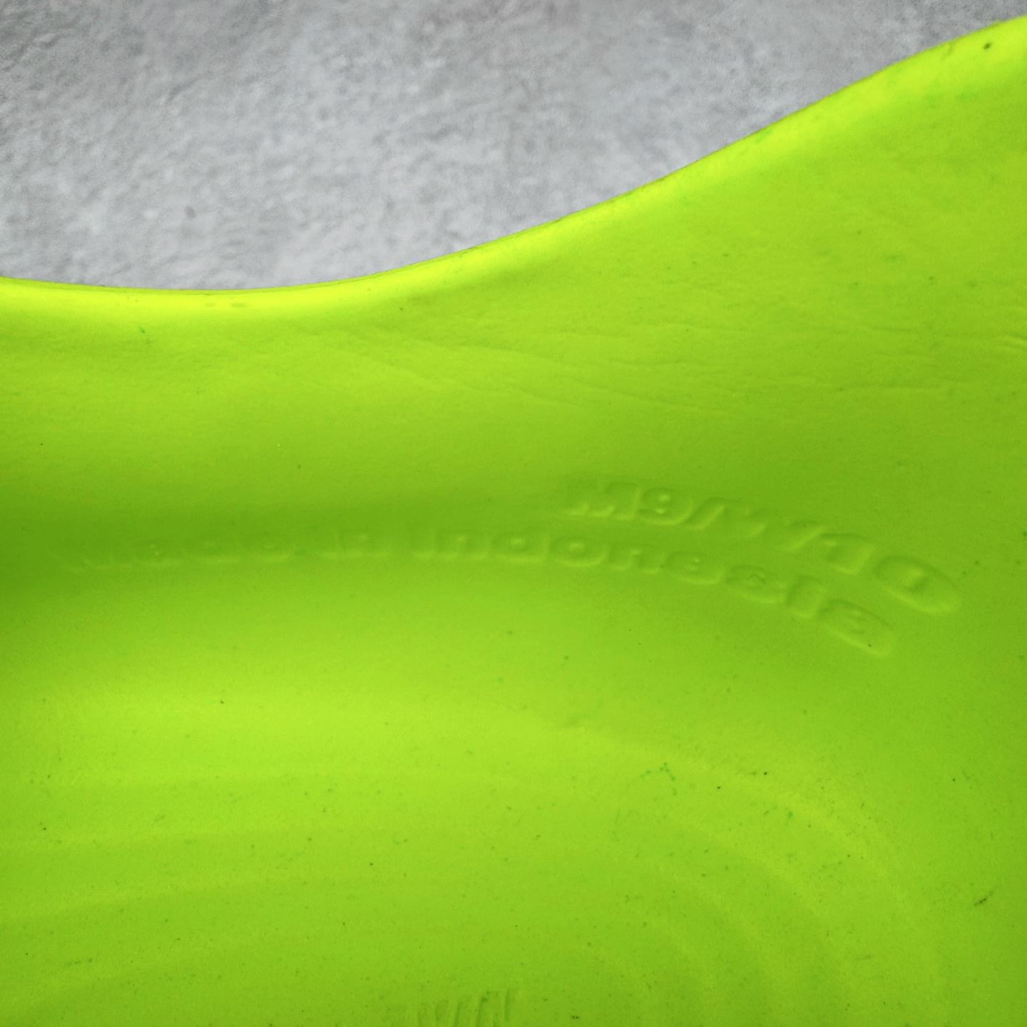 图片[14]-＃DC纯原 NK ReactX Rejuven8 简约舒适百搭洞洞鞋 HV5060-300 重金购入原鞋及原档案磨具生产指令开发 唯一正确组合大底 组合侧面Logo 鞋头不过分上翘 后跟Logo 凹凸明显 轮廓分明 LOGO内侧钢印清晰工整 原厂磨具全鞋无多余毛边 同源公司EVA粒子环保塑料 原厂指令配方 无任何异味 弹性卡色均保持原鞋一致 匠心打造 鞋口弧度大小 鞋面色泽质感同步原鞋 LOGO内侧钢印清晰工整 从名字就能看出，这款鞋搭载了React X缓震科技，保证了舒适的脚感和轻盈的穿着体验。设计上，这双鞋采用了近几年非常流行的洞洞鞋风格，但特别之处在于加入了波浪纹路细节，让整个鞋型看起来更有立体感，视觉上也增添了几分现代感。尺码：36 36.5 37.5 38 38.5 39 40 40.5 41 42 42.5 43 44 44.5 45 46-选品中心