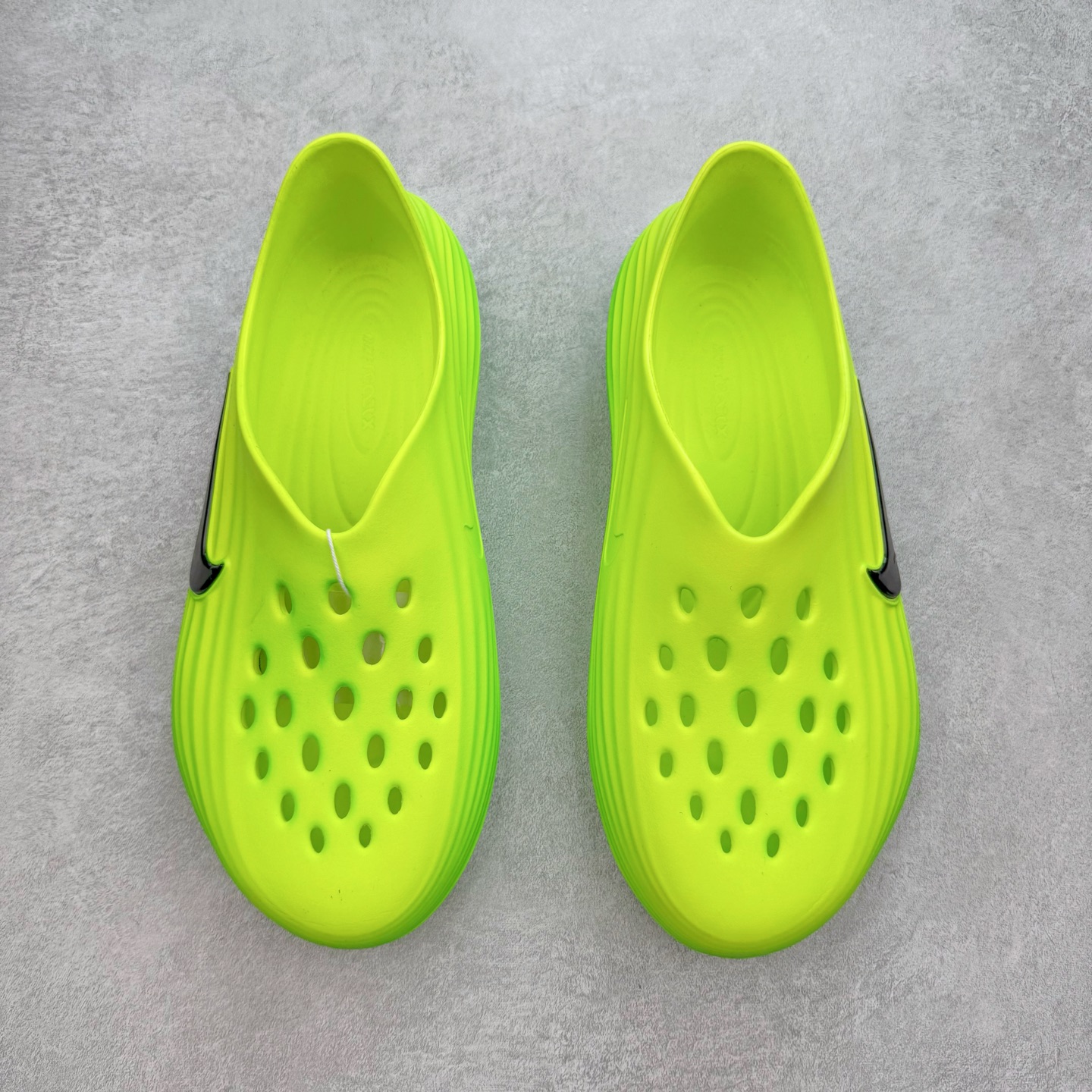 图片[2]-＃DC纯原 NK ReactX Rejuven8 简约舒适百搭洞洞鞋 HV5060-300 重金购入原鞋及原档案磨具生产指令开发 唯一正确组合大底 组合侧面Logo 鞋头不过分上翘 后跟Logo 凹凸明显 轮廓分明 LOGO内侧钢印清晰工整 原厂磨具全鞋无多余毛边 同源公司EVA粒子环保塑料 原厂指令配方 无任何异味 弹性卡色均保持原鞋一致 匠心打造 鞋口弧度大小 鞋面色泽质感同步原鞋 LOGO内侧钢印清晰工整 从名字就能看出，这款鞋搭载了React X缓震科技，保证了舒适的脚感和轻盈的穿着体验。设计上，这双鞋采用了近几年非常流行的洞洞鞋风格，但特别之处在于加入了波浪纹路细节，让整个鞋型看起来更有立体感，视觉上也增添了几分现代感。尺码：36 36.5 37.5 38 38.5 39 40 40.5 41 42 42.5 43 44 44.5 45 46-选品中心