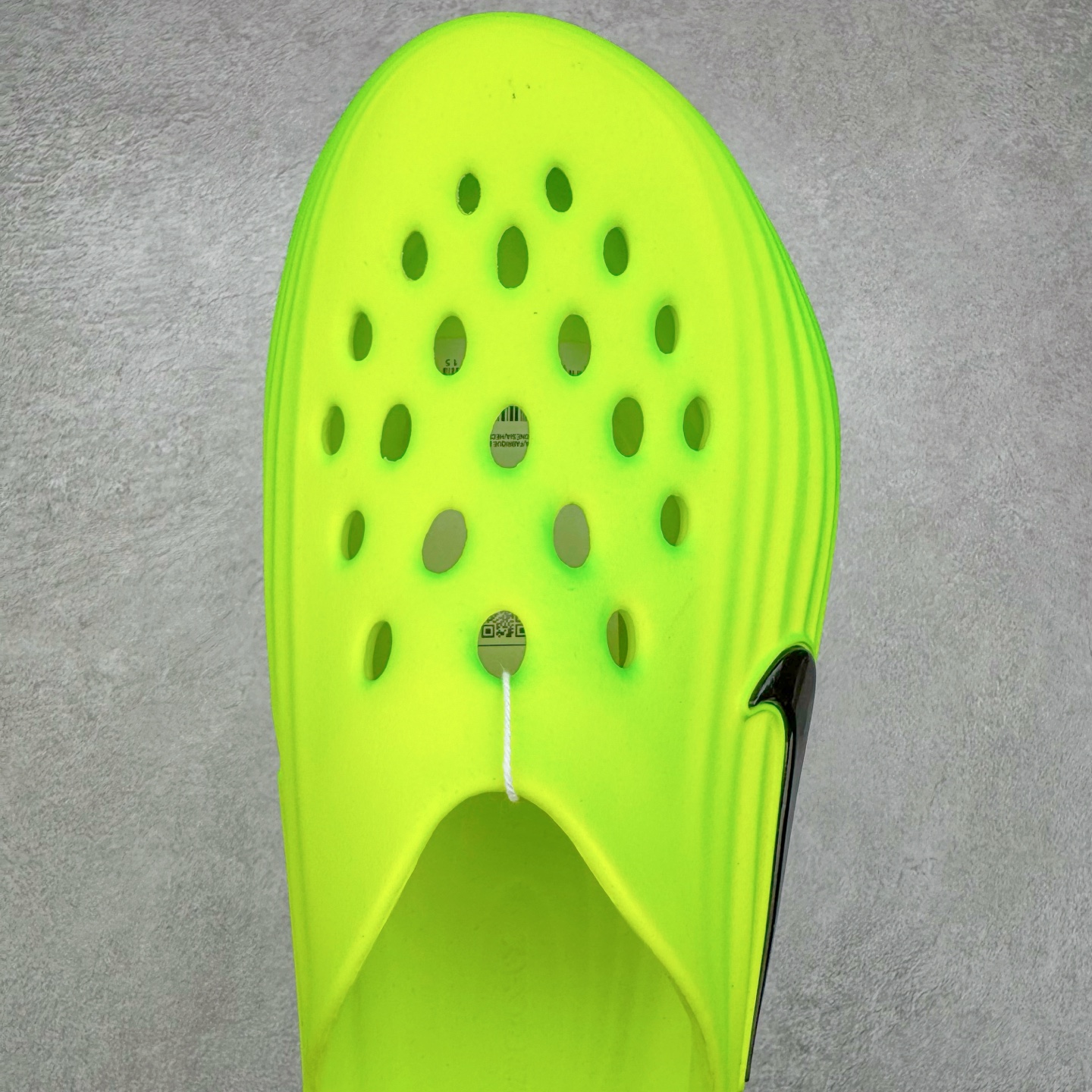 图片[4]-＃DC纯原 NK ReactX Rejuven8 简约舒适百搭洞洞鞋 HV5060-300 重金购入原鞋及原档案磨具生产指令开发 唯一正确组合大底 组合侧面Logo 鞋头不过分上翘 后跟Logo 凹凸明显 轮廓分明 LOGO内侧钢印清晰工整 原厂磨具全鞋无多余毛边 同源公司EVA粒子环保塑料 原厂指令配方 无任何异味 弹性卡色均保持原鞋一致 匠心打造 鞋口弧度大小 鞋面色泽质感同步原鞋 LOGO内侧钢印清晰工整 从名字就能看出，这款鞋搭载了React X缓震科技，保证了舒适的脚感和轻盈的穿着体验。设计上，这双鞋采用了近几年非常流行的洞洞鞋风格，但特别之处在于加入了波浪纹路细节，让整个鞋型看起来更有立体感，视觉上也增添了几分现代感。尺码：36 36.5 37.5 38 38.5 39 40 40.5 41 42 42.5 43 44 44.5 45 46-选品中心