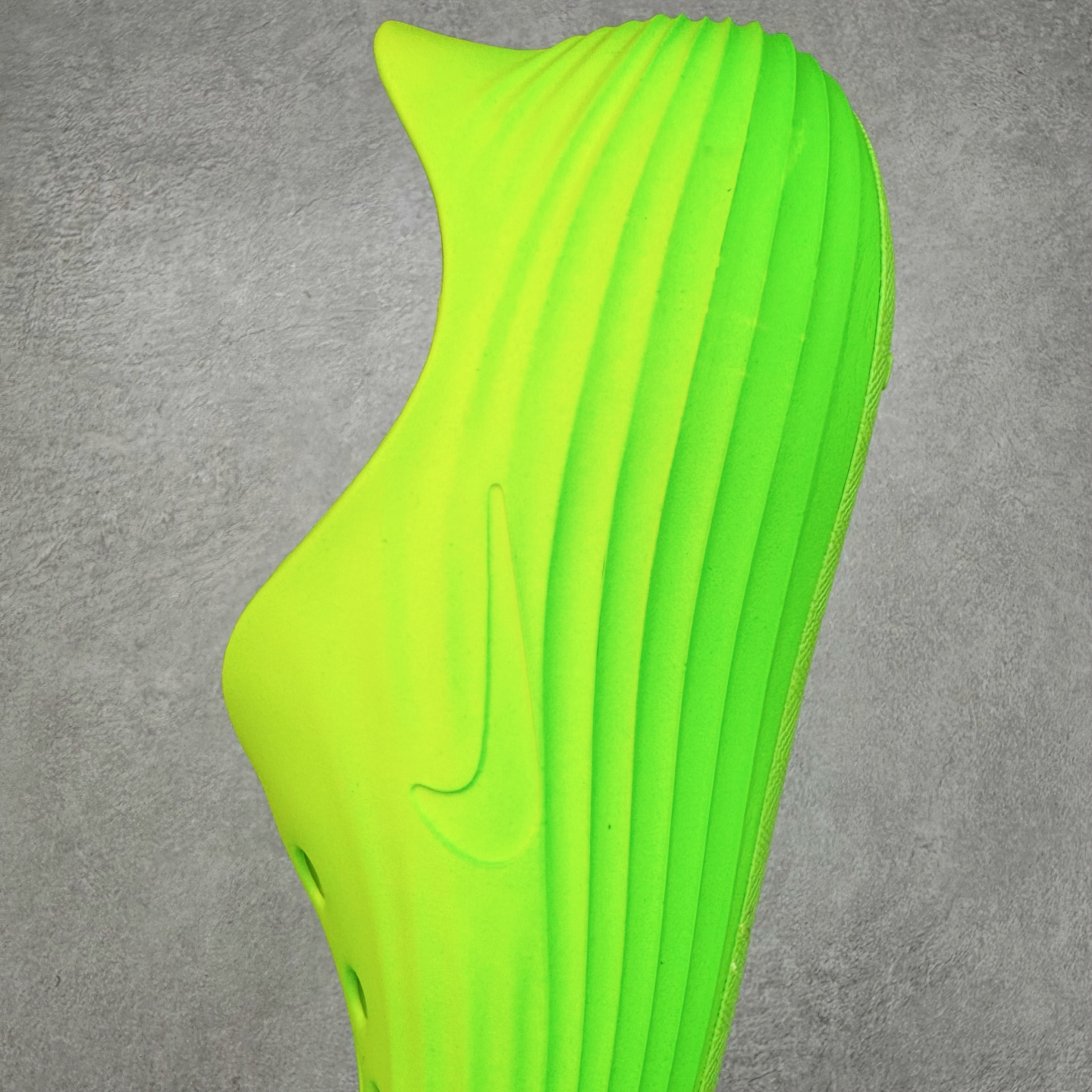 图片[7]-＃DC纯原 NK ReactX Rejuven8 简约舒适百搭洞洞鞋 HV5060-300 重金购入原鞋及原档案磨具生产指令开发 唯一正确组合大底 组合侧面Logo 鞋头不过分上翘 后跟Logo 凹凸明显 轮廓分明 LOGO内侧钢印清晰工整 原厂磨具全鞋无多余毛边 同源公司EVA粒子环保塑料 原厂指令配方 无任何异味 弹性卡色均保持原鞋一致 匠心打造 鞋口弧度大小 鞋面色泽质感同步原鞋 LOGO内侧钢印清晰工整 从名字就能看出，这款鞋搭载了React X缓震科技，保证了舒适的脚感和轻盈的穿着体验。设计上，这双鞋采用了近几年非常流行的洞洞鞋风格，但特别之处在于加入了波浪纹路细节，让整个鞋型看起来更有立体感，视觉上也增添了几分现代感。尺码：36 36.5 37.5 38 38.5 39 40 40.5 41 42 42.5 43 44 44.5 45 46-选品中心