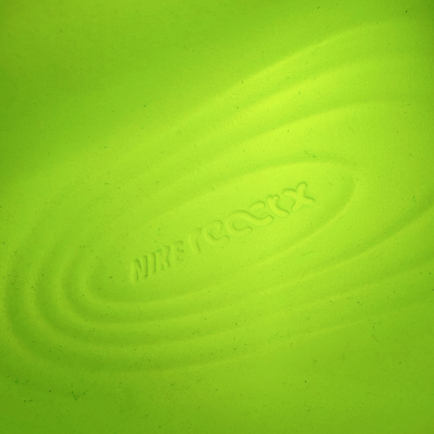 图片[13]-＃DC纯原 NK ReactX Rejuven8 简约舒适百搭洞洞鞋 HV5060-300 重金购入原鞋及原档案磨具生产指令开发 唯一正确组合大底 组合侧面Logo 鞋头不过分上翘 后跟Logo 凹凸明显 轮廓分明 LOGO内侧钢印清晰工整 原厂磨具全鞋无多余毛边 同源公司EVA粒子环保塑料 原厂指令配方 无任何异味 弹性卡色均保持原鞋一致 匠心打造 鞋口弧度大小 鞋面色泽质感同步原鞋 LOGO内侧钢印清晰工整 从名字就能看出，这款鞋搭载了React X缓震科技，保证了舒适的脚感和轻盈的穿着体验。设计上，这双鞋采用了近几年非常流行的洞洞鞋风格，但特别之处在于加入了波浪纹路细节，让整个鞋型看起来更有立体感，视觉上也增添了几分现代感。尺码：36 36.5 37.5 38 38.5 39 40 40.5 41 42 42.5 43 44 44.5 45 46-选品中心