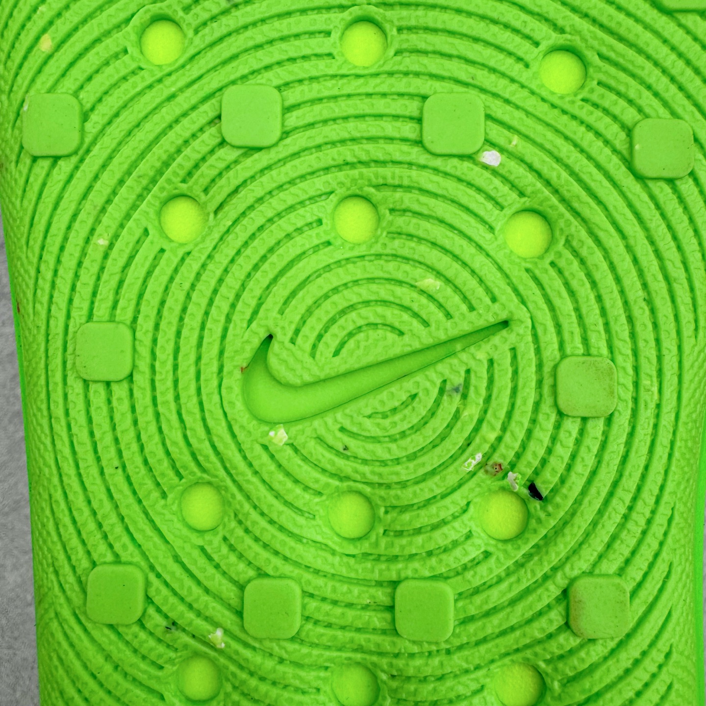 图片[10]-＃DC纯原 NK ReactX Rejuven8 简约舒适百搭洞洞鞋 HV5060-300 重金购入原鞋及原档案磨具生产指令开发 唯一正确组合大底 组合侧面Logo 鞋头不过分上翘 后跟Logo 凹凸明显 轮廓分明 LOGO内侧钢印清晰工整 原厂磨具全鞋无多余毛边 同源公司EVA粒子环保塑料 原厂指令配方 无任何异味 弹性卡色均保持原鞋一致 匠心打造 鞋口弧度大小 鞋面色泽质感同步原鞋 LOGO内侧钢印清晰工整 从名字就能看出，这款鞋搭载了React X缓震科技，保证了舒适的脚感和轻盈的穿着体验。设计上，这双鞋采用了近几年非常流行的洞洞鞋风格，但特别之处在于加入了波浪纹路细节，让整个鞋型看起来更有立体感，视觉上也增添了几分现代感。尺码：36 36.5 37.5 38 38.5 39 40 40.5 41 42 42.5 43 44 44.5 45 46-选品中心