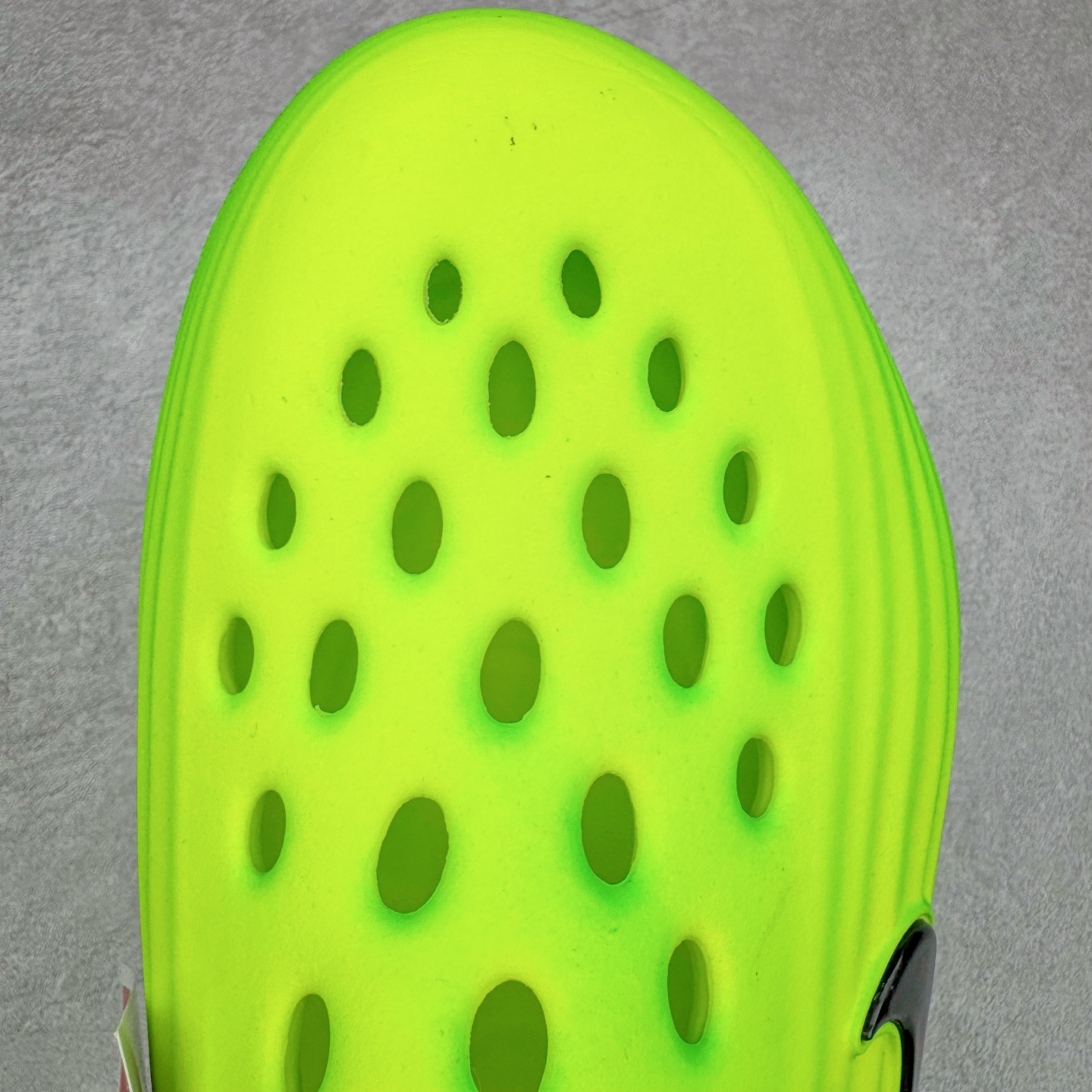 图片[12]-＃DC纯原 NK ReactX Rejuven8 简约舒适百搭洞洞鞋 HV5060-300 重金购入原鞋及原档案磨具生产指令开发 唯一正确组合大底 组合侧面Logo 鞋头不过分上翘 后跟Logo 凹凸明显 轮廓分明 LOGO内侧钢印清晰工整 原厂磨具全鞋无多余毛边 同源公司EVA粒子环保塑料 原厂指令配方 无任何异味 弹性卡色均保持原鞋一致 匠心打造 鞋口弧度大小 鞋面色泽质感同步原鞋 LOGO内侧钢印清晰工整 从名字就能看出，这款鞋搭载了React X缓震科技，保证了舒适的脚感和轻盈的穿着体验。设计上，这双鞋采用了近几年非常流行的洞洞鞋风格，但特别之处在于加入了波浪纹路细节，让整个鞋型看起来更有立体感，视觉上也增添了几分现代感。尺码：36 36.5 37.5 38 38.5 39 40 40.5 41 42 42.5 43 44 44.5 45 46-选品中心