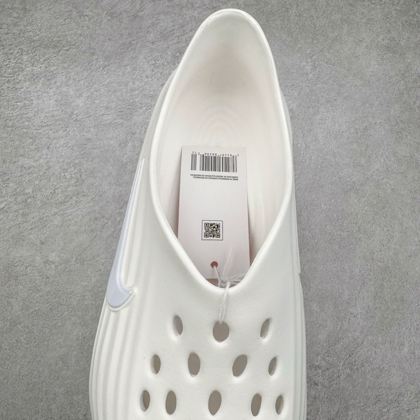 图片[5]-＃DC纯原 NK ReactX Rejuven8 简约舒适百搭洞洞鞋 HV4484-100 重金购入原鞋及原档案磨具生产指令开发 唯一正确组合大底 组合侧面Logo 鞋头不过分上翘 后跟Logo 凹凸明显 轮廓分明 LOGO内侧钢印清晰工整 原厂磨具全鞋无多余毛边 同源公司EVA粒子环保塑料 原厂指令配方 无任何异味 弹性卡色均保持原鞋一致 匠心打造 鞋口弧度大小 鞋面色泽质感同步原鞋 LOGO内侧钢印清晰工整 从名字就能看出，这款鞋搭载了React X缓震科技，保证了舒适的脚感和轻盈的穿着体验。设计上，这双鞋采用了近几年非常流行的洞洞鞋风格，但特别之处在于加入了波浪纹路细节，让整个鞋型看起来更有立体感，视觉上也增添了几分现代感。尺码：36 36.5 37.5 38 38.5 39 40 40.5 41 42 42.5 43 44 44.5 45 46-选品中心