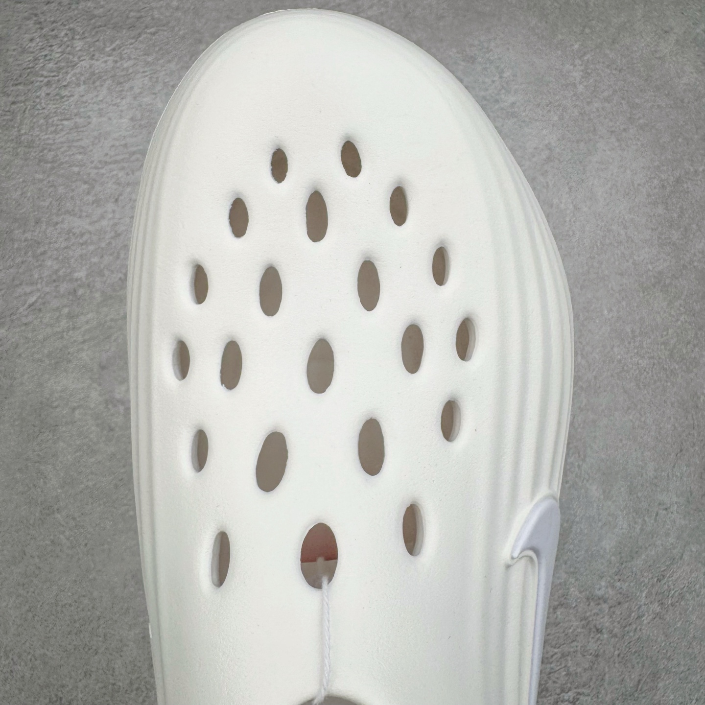 图片[10]-＃DC纯原 NK ReactX Rejuven8 简约舒适百搭洞洞鞋 HV4484-100 重金购入原鞋及原档案磨具生产指令开发 唯一正确组合大底 组合侧面Logo 鞋头不过分上翘 后跟Logo 凹凸明显 轮廓分明 LOGO内侧钢印清晰工整 原厂磨具全鞋无多余毛边 同源公司EVA粒子环保塑料 原厂指令配方 无任何异味 弹性卡色均保持原鞋一致 匠心打造 鞋口弧度大小 鞋面色泽质感同步原鞋 LOGO内侧钢印清晰工整 从名字就能看出，这款鞋搭载了React X缓震科技，保证了舒适的脚感和轻盈的穿着体验。设计上，这双鞋采用了近几年非常流行的洞洞鞋风格，但特别之处在于加入了波浪纹路细节，让整个鞋型看起来更有立体感，视觉上也增添了几分现代感。尺码：36 36.5 37.5 38 38.5 39 40 40.5 41 42 42.5 43 44 44.5 45 46-选品中心