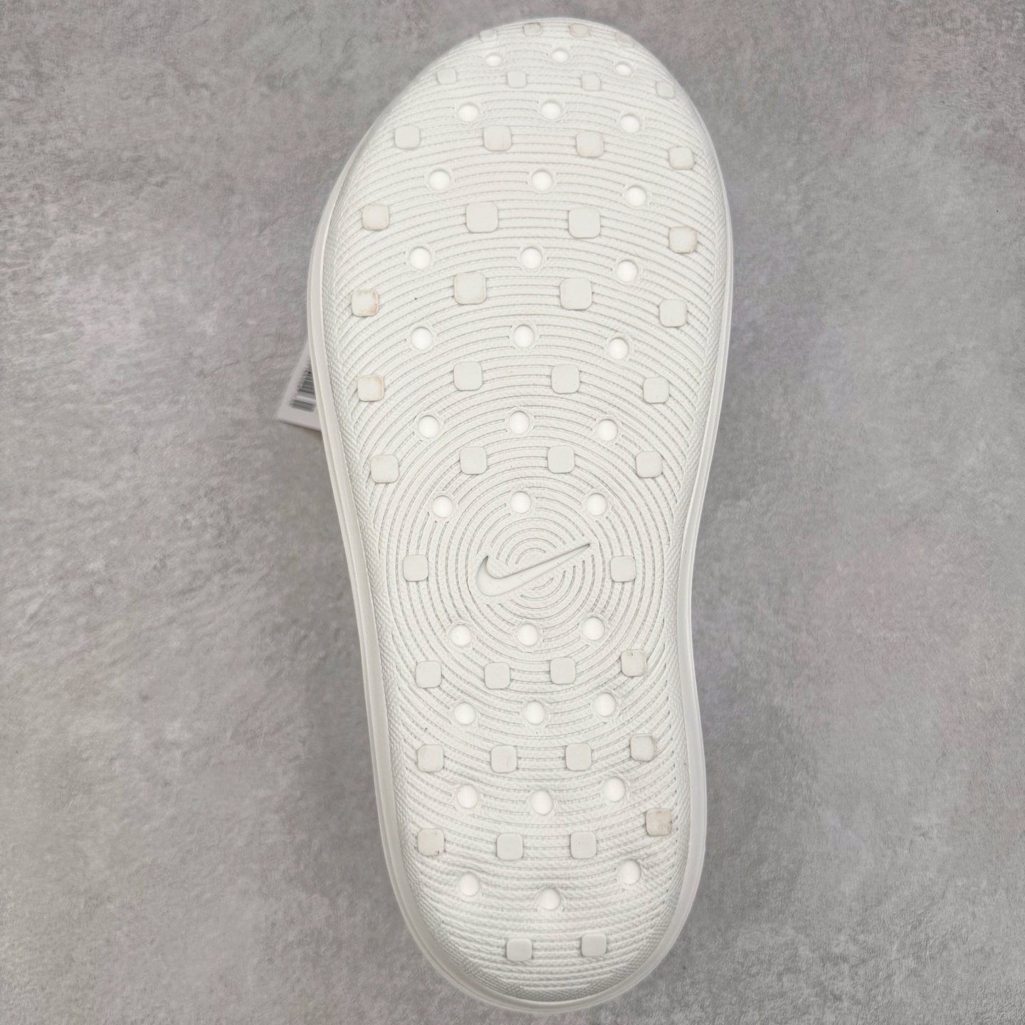 图片[9]-＃DC纯原 NK ReactX Rejuven8 简约舒适百搭洞洞鞋 HV4484-100 重金购入原鞋及原档案磨具生产指令开发 唯一正确组合大底 组合侧面Logo 鞋头不过分上翘 后跟Logo 凹凸明显 轮廓分明 LOGO内侧钢印清晰工整 原厂磨具全鞋无多余毛边 同源公司EVA粒子环保塑料 原厂指令配方 无任何异味 弹性卡色均保持原鞋一致 匠心打造 鞋口弧度大小 鞋面色泽质感同步原鞋 LOGO内侧钢印清晰工整 从名字就能看出，这款鞋搭载了React X缓震科技，保证了舒适的脚感和轻盈的穿着体验。设计上，这双鞋采用了近几年非常流行的洞洞鞋风格，但特别之处在于加入了波浪纹路细节，让整个鞋型看起来更有立体感，视觉上也增添了几分现代感。尺码：36 36.5 37.5 38 38.5 39 40 40.5 41 42 42.5 43 44 44.5 45 46-选品中心