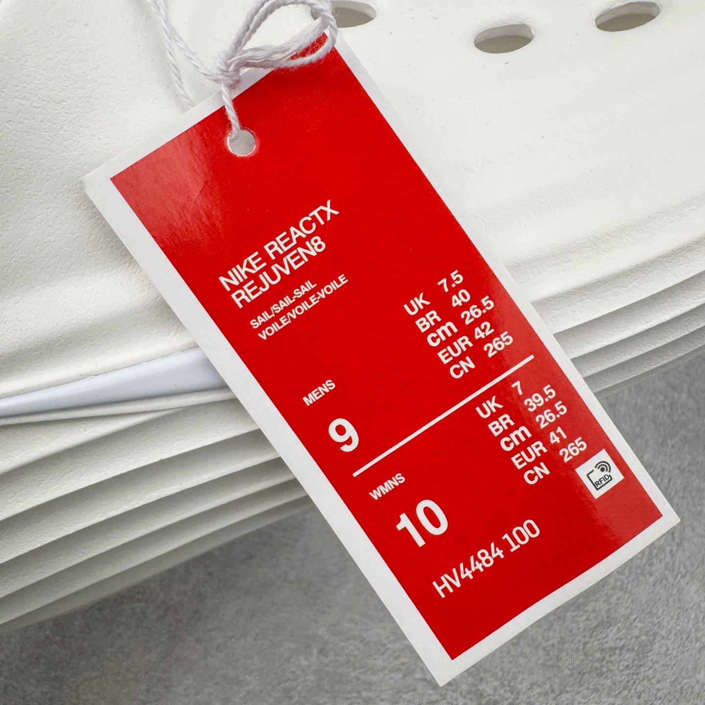 图片[14]-＃DC纯原 NK ReactX Rejuven8 简约舒适百搭洞洞鞋 HV4484-100 重金购入原鞋及原档案磨具生产指令开发 唯一正确组合大底 组合侧面Logo 鞋头不过分上翘 后跟Logo 凹凸明显 轮廓分明 LOGO内侧钢印清晰工整 原厂磨具全鞋无多余毛边 同源公司EVA粒子环保塑料 原厂指令配方 无任何异味 弹性卡色均保持原鞋一致 匠心打造 鞋口弧度大小 鞋面色泽质感同步原鞋 LOGO内侧钢印清晰工整 从名字就能看出，这款鞋搭载了React X缓震科技，保证了舒适的脚感和轻盈的穿着体验。设计上，这双鞋采用了近几年非常流行的洞洞鞋风格，但特别之处在于加入了波浪纹路细节，让整个鞋型看起来更有立体感，视觉上也增添了几分现代感。尺码：36 36.5 37.5 38 38.5 39 40 40.5 41 42 42.5 43 44 44.5 45 46-选品中心