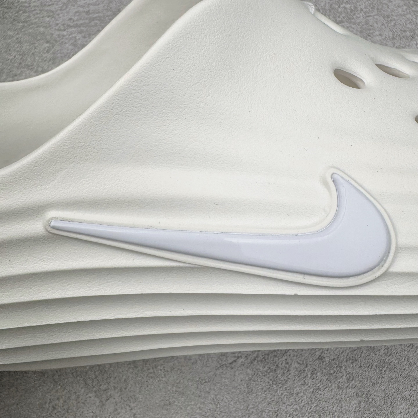 图片[12]-＃DC纯原 NK ReactX Rejuven8 简约舒适百搭洞洞鞋 HV4484-100 重金购入原鞋及原档案磨具生产指令开发 唯一正确组合大底 组合侧面Logo 鞋头不过分上翘 后跟Logo 凹凸明显 轮廓分明 LOGO内侧钢印清晰工整 原厂磨具全鞋无多余毛边 同源公司EVA粒子环保塑料 原厂指令配方 无任何异味 弹性卡色均保持原鞋一致 匠心打造 鞋口弧度大小 鞋面色泽质感同步原鞋 LOGO内侧钢印清晰工整 从名字就能看出，这款鞋搭载了React X缓震科技，保证了舒适的脚感和轻盈的穿着体验。设计上，这双鞋采用了近几年非常流行的洞洞鞋风格，但特别之处在于加入了波浪纹路细节，让整个鞋型看起来更有立体感，视觉上也增添了几分现代感。尺码：36 36.5 37.5 38 38.5 39 40 40.5 41 42 42.5 43 44 44.5 45 46-选品中心