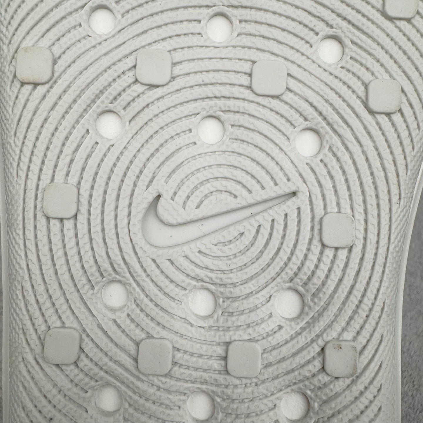 图片[11]-＃DC纯原 NK ReactX Rejuven8 简约舒适百搭洞洞鞋 HV4484-100 重金购入原鞋及原档案磨具生产指令开发 唯一正确组合大底 组合侧面Logo 鞋头不过分上翘 后跟Logo 凹凸明显 轮廓分明 LOGO内侧钢印清晰工整 原厂磨具全鞋无多余毛边 同源公司EVA粒子环保塑料 原厂指令配方 无任何异味 弹性卡色均保持原鞋一致 匠心打造 鞋口弧度大小 鞋面色泽质感同步原鞋 LOGO内侧钢印清晰工整 从名字就能看出，这款鞋搭载了React X缓震科技，保证了舒适的脚感和轻盈的穿着体验。设计上，这双鞋采用了近几年非常流行的洞洞鞋风格，但特别之处在于加入了波浪纹路细节，让整个鞋型看起来更有立体感，视觉上也增添了几分现代感。尺码：36 36.5 37.5 38 38.5 39 40 40.5 41 42 42.5 43 44 44.5 45 46-选品中心