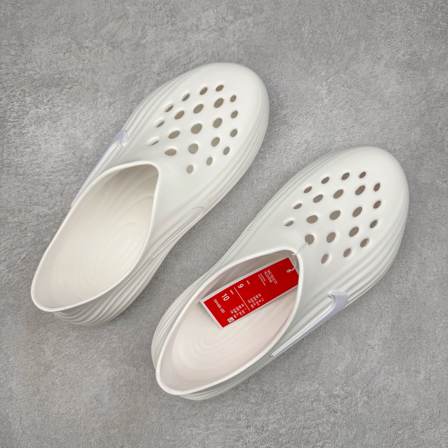 图片[3]-＃DC纯原 NK ReactX Rejuven8 简约舒适百搭洞洞鞋 HV4484-100 重金购入原鞋及原档案磨具生产指令开发 唯一正确组合大底 组合侧面Logo 鞋头不过分上翘 后跟Logo 凹凸明显 轮廓分明 LOGO内侧钢印清晰工整 原厂磨具全鞋无多余毛边 同源公司EVA粒子环保塑料 原厂指令配方 无任何异味 弹性卡色均保持原鞋一致 匠心打造 鞋口弧度大小 鞋面色泽质感同步原鞋 LOGO内侧钢印清晰工整 从名字就能看出，这款鞋搭载了React X缓震科技，保证了舒适的脚感和轻盈的穿着体验。设计上，这双鞋采用了近几年非常流行的洞洞鞋风格，但特别之处在于加入了波浪纹路细节，让整个鞋型看起来更有立体感，视觉上也增添了几分现代感。尺码：36 36.5 37.5 38 38.5 39 40 40.5 41 42 42.5 43 44 44.5 45 46-选品中心