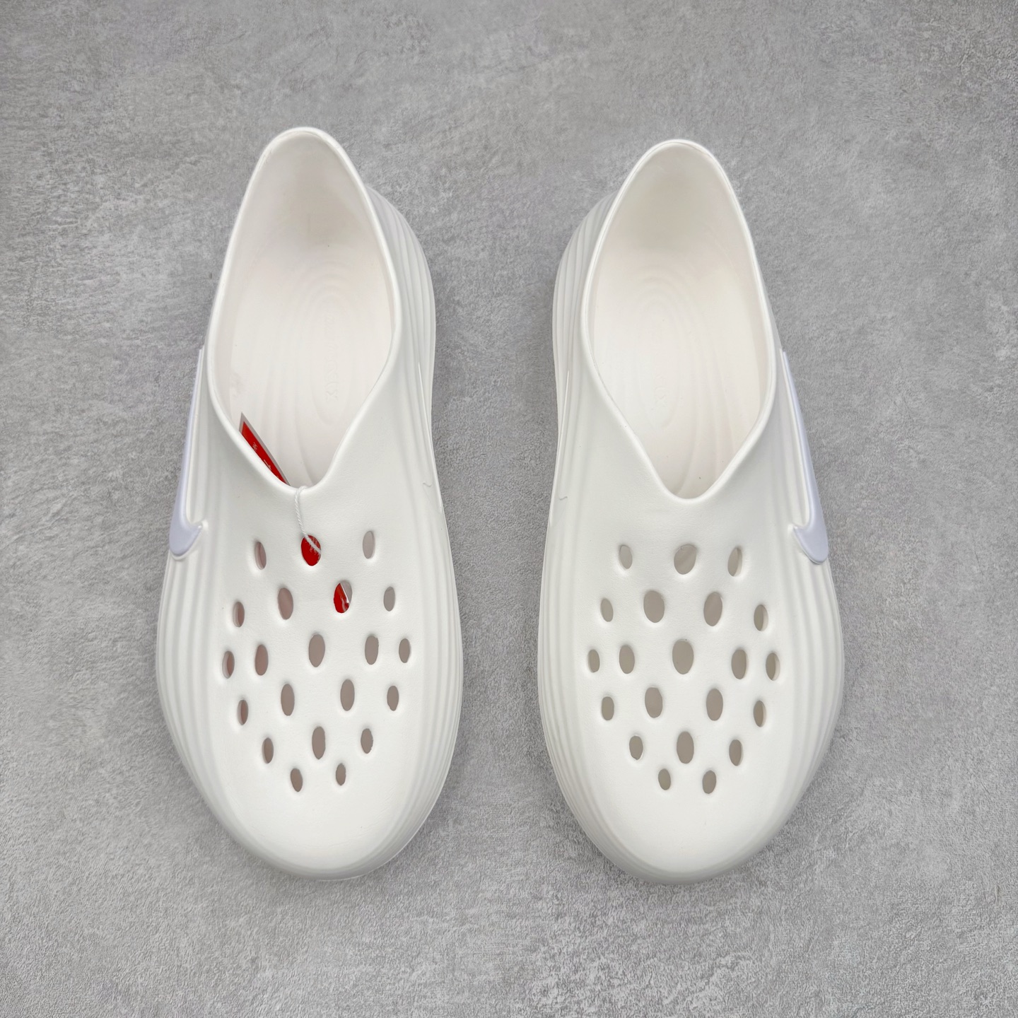 图片[2]-＃DC纯原 NK ReactX Rejuven8 简约舒适百搭洞洞鞋 HV4484-100 重金购入原鞋及原档案磨具生产指令开发 唯一正确组合大底 组合侧面Logo 鞋头不过分上翘 后跟Logo 凹凸明显 轮廓分明 LOGO内侧钢印清晰工整 原厂磨具全鞋无多余毛边 同源公司EVA粒子环保塑料 原厂指令配方 无任何异味 弹性卡色均保持原鞋一致 匠心打造 鞋口弧度大小 鞋面色泽质感同步原鞋 LOGO内侧钢印清晰工整 从名字就能看出，这款鞋搭载了React X缓震科技，保证了舒适的脚感和轻盈的穿着体验。设计上，这双鞋采用了近几年非常流行的洞洞鞋风格，但特别之处在于加入了波浪纹路细节，让整个鞋型看起来更有立体感，视觉上也增添了几分现代感。尺码：36 36.5 37.5 38 38.5 39 40 40.5 41 42 42.5 43 44 44.5 45 46-选品中心