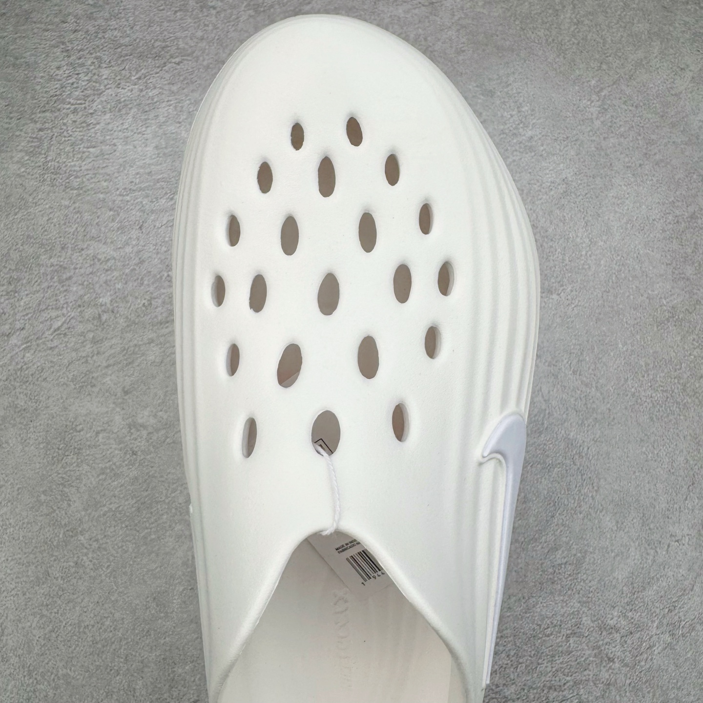 图片[4]-＃DC纯原 NK ReactX Rejuven8 简约舒适百搭洞洞鞋 HV4484-100 重金购入原鞋及原档案磨具生产指令开发 唯一正确组合大底 组合侧面Logo 鞋头不过分上翘 后跟Logo 凹凸明显 轮廓分明 LOGO内侧钢印清晰工整 原厂磨具全鞋无多余毛边 同源公司EVA粒子环保塑料 原厂指令配方 无任何异味 弹性卡色均保持原鞋一致 匠心打造 鞋口弧度大小 鞋面色泽质感同步原鞋 LOGO内侧钢印清晰工整 从名字就能看出，这款鞋搭载了React X缓震科技，保证了舒适的脚感和轻盈的穿着体验。设计上，这双鞋采用了近几年非常流行的洞洞鞋风格，但特别之处在于加入了波浪纹路细节，让整个鞋型看起来更有立体感，视觉上也增添了几分现代感。尺码：36 36.5 37.5 38 38.5 39 40 40.5 41 42 42.5 43 44 44.5 45 46-选品中心