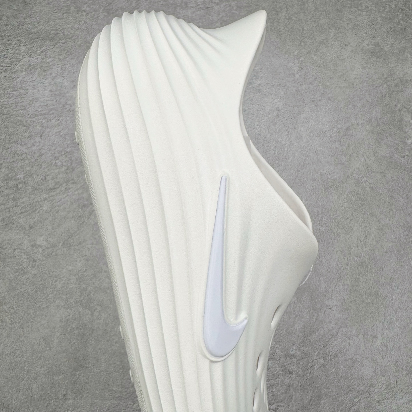 图片[6]-＃DC纯原 NK ReactX Rejuven8 简约舒适百搭洞洞鞋 HV4484-100 重金购入原鞋及原档案磨具生产指令开发 唯一正确组合大底 组合侧面Logo 鞋头不过分上翘 后跟Logo 凹凸明显 轮廓分明 LOGO内侧钢印清晰工整 原厂磨具全鞋无多余毛边 同源公司EVA粒子环保塑料 原厂指令配方 无任何异味 弹性卡色均保持原鞋一致 匠心打造 鞋口弧度大小 鞋面色泽质感同步原鞋 LOGO内侧钢印清晰工整 从名字就能看出，这款鞋搭载了React X缓震科技，保证了舒适的脚感和轻盈的穿着体验。设计上，这双鞋采用了近几年非常流行的洞洞鞋风格，但特别之处在于加入了波浪纹路细节，让整个鞋型看起来更有立体感，视觉上也增添了几分现代感。尺码：36 36.5 37.5 38 38.5 39 40 40.5 41 42 42.5 43 44 44.5 45 46-选品中心