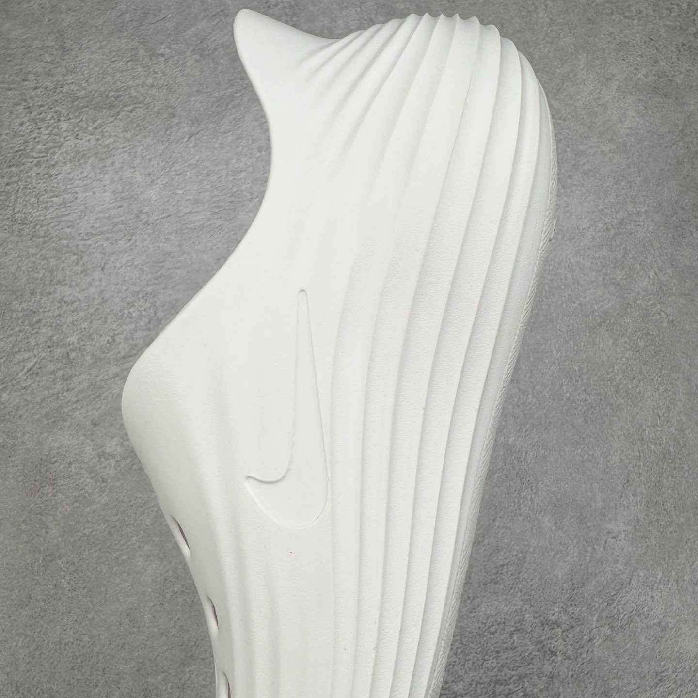 图片[7]-＃DC纯原 NK ReactX Rejuven8 简约舒适百搭洞洞鞋 HV4484-100 重金购入原鞋及原档案磨具生产指令开发 唯一正确组合大底 组合侧面Logo 鞋头不过分上翘 后跟Logo 凹凸明显 轮廓分明 LOGO内侧钢印清晰工整 原厂磨具全鞋无多余毛边 同源公司EVA粒子环保塑料 原厂指令配方 无任何异味 弹性卡色均保持原鞋一致 匠心打造 鞋口弧度大小 鞋面色泽质感同步原鞋 LOGO内侧钢印清晰工整 从名字就能看出，这款鞋搭载了React X缓震科技，保证了舒适的脚感和轻盈的穿着体验。设计上，这双鞋采用了近几年非常流行的洞洞鞋风格，但特别之处在于加入了波浪纹路细节，让整个鞋型看起来更有立体感，视觉上也增添了几分现代感。尺码：36 36.5 37.5 38 38.5 39 40 40.5 41 42 42.5 43 44 44.5 45 46-选品中心