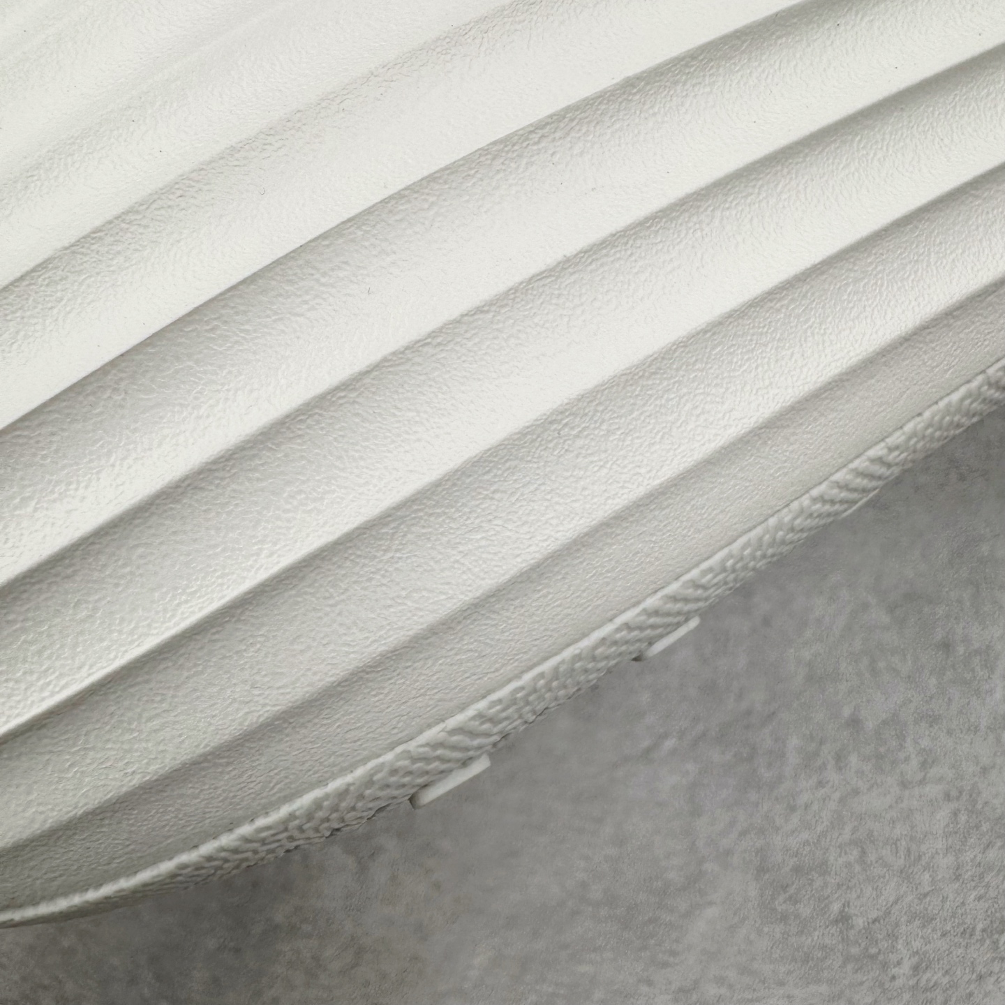 图片[13]-＃DC纯原 NK ReactX Rejuven8 简约舒适百搭洞洞鞋 HV4484-100 重金购入原鞋及原档案磨具生产指令开发 唯一正确组合大底 组合侧面Logo 鞋头不过分上翘 后跟Logo 凹凸明显 轮廓分明 LOGO内侧钢印清晰工整 原厂磨具全鞋无多余毛边 同源公司EVA粒子环保塑料 原厂指令配方 无任何异味 弹性卡色均保持原鞋一致 匠心打造 鞋口弧度大小 鞋面色泽质感同步原鞋 LOGO内侧钢印清晰工整 从名字就能看出，这款鞋搭载了React X缓震科技，保证了舒适的脚感和轻盈的穿着体验。设计上，这双鞋采用了近几年非常流行的洞洞鞋风格，但特别之处在于加入了波浪纹路细节，让整个鞋型看起来更有立体感，视觉上也增添了几分现代感。尺码：36 36.5 37.5 38 38.5 39 40 40.5 41 42 42.5 43 44 44.5 45 46-选品中心