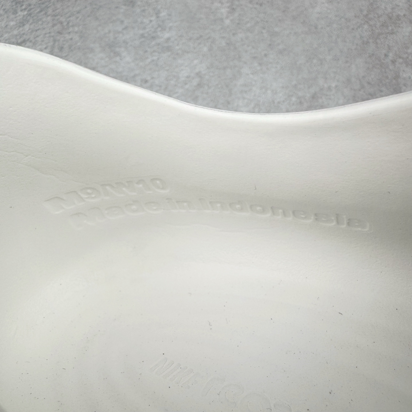 图片[15]-＃DC纯原 NK ReactX Rejuven8 简约舒适百搭洞洞鞋 HV4484-100 重金购入原鞋及原档案磨具生产指令开发 唯一正确组合大底 组合侧面Logo 鞋头不过分上翘 后跟Logo 凹凸明显 轮廓分明 LOGO内侧钢印清晰工整 原厂磨具全鞋无多余毛边 同源公司EVA粒子环保塑料 原厂指令配方 无任何异味 弹性卡色均保持原鞋一致 匠心打造 鞋口弧度大小 鞋面色泽质感同步原鞋 LOGO内侧钢印清晰工整 从名字就能看出，这款鞋搭载了React X缓震科技，保证了舒适的脚感和轻盈的穿着体验。设计上，这双鞋采用了近几年非常流行的洞洞鞋风格，但特别之处在于加入了波浪纹路细节，让整个鞋型看起来更有立体感，视觉上也增添了几分现代感。尺码：36 36.5 37.5 38 38.5 39 40 40.5 41 42 42.5 43 44 44.5 45 46-选品中心