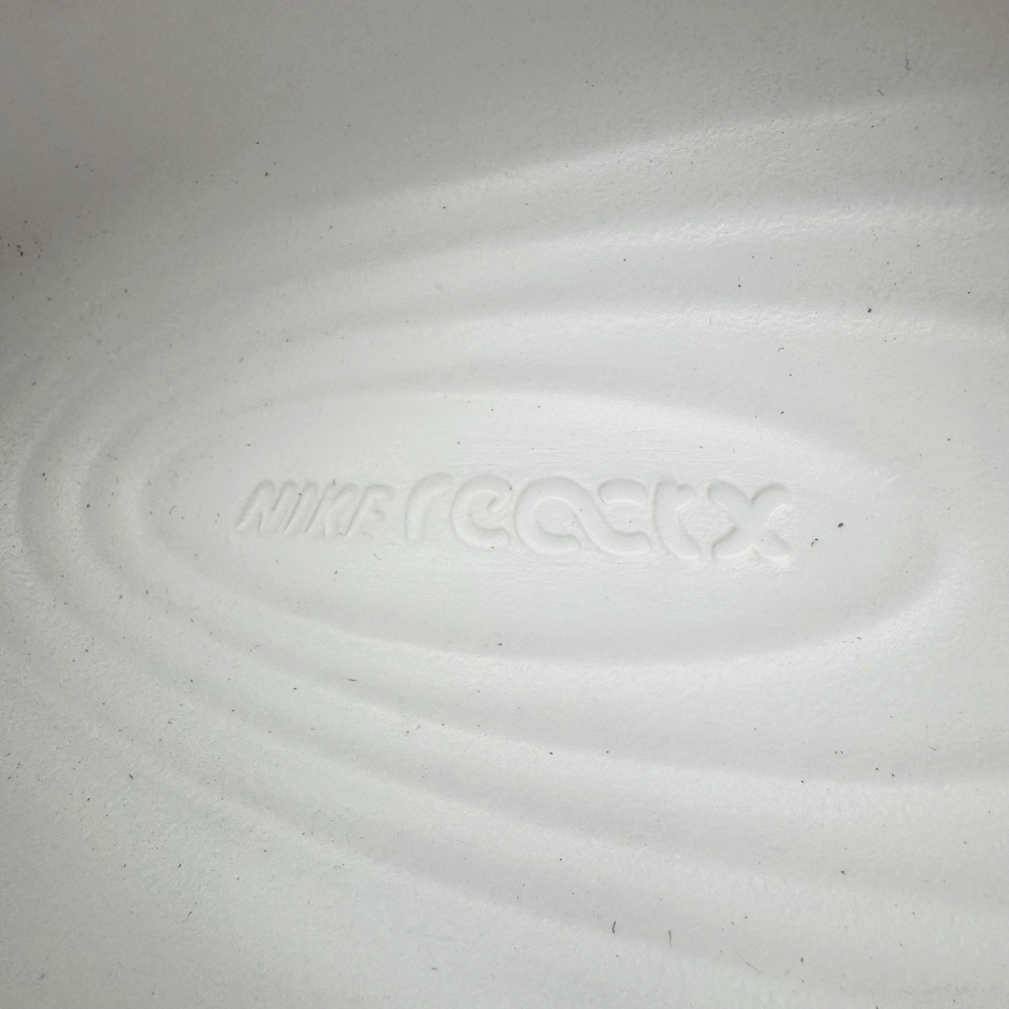 图片[16]-＃DC纯原 NK ReactX Rejuven8 简约舒适百搭洞洞鞋 HV4484-100 重金购入原鞋及原档案磨具生产指令开发 唯一正确组合大底 组合侧面Logo 鞋头不过分上翘 后跟Logo 凹凸明显 轮廓分明 LOGO内侧钢印清晰工整 原厂磨具全鞋无多余毛边 同源公司EVA粒子环保塑料 原厂指令配方 无任何异味 弹性卡色均保持原鞋一致 匠心打造 鞋口弧度大小 鞋面色泽质感同步原鞋 LOGO内侧钢印清晰工整 从名字就能看出，这款鞋搭载了React X缓震科技，保证了舒适的脚感和轻盈的穿着体验。设计上，这双鞋采用了近几年非常流行的洞洞鞋风格，但特别之处在于加入了波浪纹路细节，让整个鞋型看起来更有立体感，视觉上也增添了几分现代感。尺码：36 36.5 37.5 38 38.5 39 40 40.5 41 42 42.5 43 44 44.5 45 46-选品中心