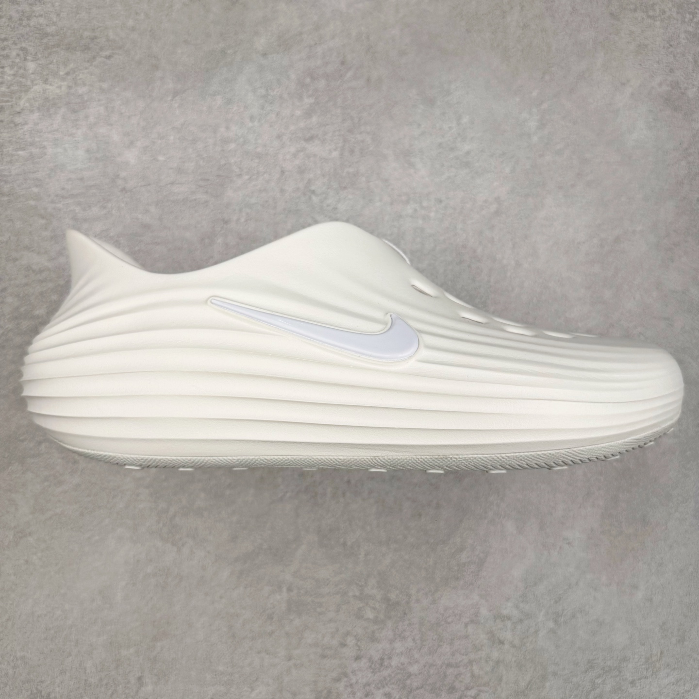 ＃DC纯原 NK ReactX Rejuven8 简约舒适百搭洞洞鞋 HV4484-100 重金购入原鞋及原档案磨具生产指令开发 唯一正确组合大底 组合侧面Logo 鞋头不过分上翘 后跟Logo 凹凸明显 轮廓分明 LOGO内侧钢印清晰工整 原厂磨具全鞋无多余毛边 同源公司EVA粒子环保塑料 原厂指令配方 无任何异味 弹性卡色均保持原鞋一致 匠心打造 鞋口弧度大小 鞋面色泽质感同步原鞋 LOGO内侧钢印清晰工整 从名字就能看出，这款鞋搭载了React X缓震科技，保证了舒适的脚感和轻盈的穿着体验。设计上，这双鞋采用了近几年非常流行的洞洞鞋风格，但特别之处在于加入了波浪纹路细节，让整个鞋型看起来更有立体感，视觉上也增添了几分现代感。尺码：36 36.5 37.5 38 38.5 39 40 40.5 41 42 42.5 43 44 44.5 45 46-选品中心