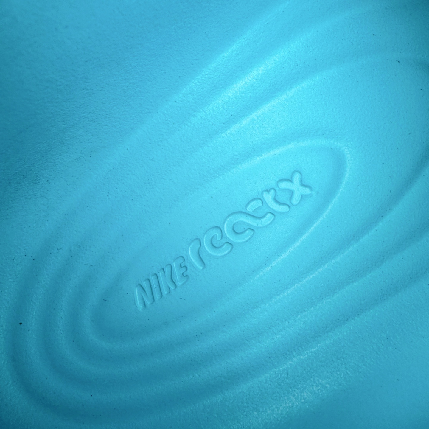 图片[11]-＃DC纯原 NK ReactX Rejuven8 简约舒适百搭洞洞鞋 HV5062-400 重金购入原鞋及原档案磨具生产指令开发 唯一正确组合大底 组合侧面Logo 鞋头不过分上翘 后跟Logo 凹凸明显 轮廓分明 LOGO内侧钢印清晰工整 原厂磨具全鞋无多余毛边 同源公司EVA粒子环保塑料 原厂指令配方 无任何异味 弹性卡色均保持原鞋一致 匠心打造 鞋口弧度大小 鞋面色泽质感同步原鞋 LOGO内侧钢印清晰工整 从名字就能看出，这款鞋搭载了React X缓震科技，保证了舒适的脚感和轻盈的穿着体验。设计上，这双鞋采用了近几年非常流行的洞洞鞋风格，但特别之处在于加入了波浪纹路细节，让整个鞋型看起来更有立体感，视觉上也增添了几分现代感。尺码：36 36.5 37.5 38 38.5 39 40 40.5 41 42 42.5 43 44 44.5 45 46-选品中心