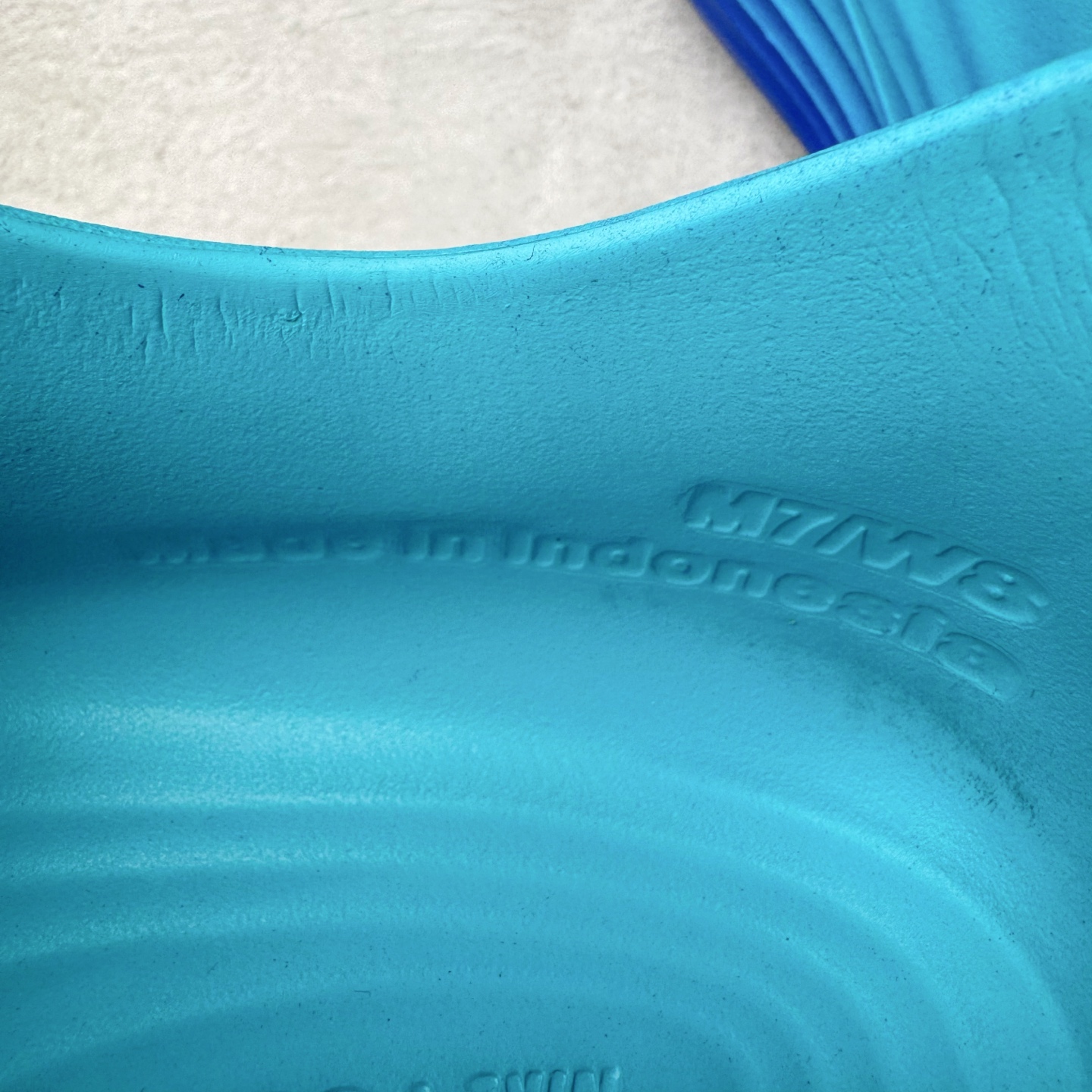 图片[16]-＃DC纯原 NK ReactX Rejuven8 简约舒适百搭洞洞鞋 HV5062-400 重金购入原鞋及原档案磨具生产指令开发 唯一正确组合大底 组合侧面Logo 鞋头不过分上翘 后跟Logo 凹凸明显 轮廓分明 LOGO内侧钢印清晰工整 原厂磨具全鞋无多余毛边 同源公司EVA粒子环保塑料 原厂指令配方 无任何异味 弹性卡色均保持原鞋一致 匠心打造 鞋口弧度大小 鞋面色泽质感同步原鞋 LOGO内侧钢印清晰工整 从名字就能看出，这款鞋搭载了React X缓震科技，保证了舒适的脚感和轻盈的穿着体验。设计上，这双鞋采用了近几年非常流行的洞洞鞋风格，但特别之处在于加入了波浪纹路细节，让整个鞋型看起来更有立体感，视觉上也增添了几分现代感。尺码：36 36.5 37.5 38 38.5 39 40 40.5 41 42 42.5 43 44 44.5 45 46-选品中心