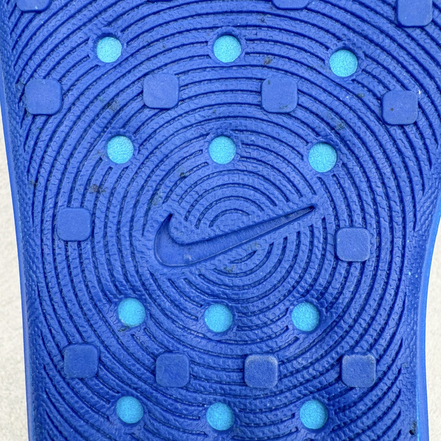 图片[15]-＃DC纯原 NK ReactX Rejuven8 简约舒适百搭洞洞鞋 HV5062-400 重金购入原鞋及原档案磨具生产指令开发 唯一正确组合大底 组合侧面Logo 鞋头不过分上翘 后跟Logo 凹凸明显 轮廓分明 LOGO内侧钢印清晰工整 原厂磨具全鞋无多余毛边 同源公司EVA粒子环保塑料 原厂指令配方 无任何异味 弹性卡色均保持原鞋一致 匠心打造 鞋口弧度大小 鞋面色泽质感同步原鞋 LOGO内侧钢印清晰工整 从名字就能看出，这款鞋搭载了React X缓震科技，保证了舒适的脚感和轻盈的穿着体验。设计上，这双鞋采用了近几年非常流行的洞洞鞋风格，但特别之处在于加入了波浪纹路细节，让整个鞋型看起来更有立体感，视觉上也增添了几分现代感。尺码：36 36.5 37.5 38 38.5 39 40 40.5 41 42 42.5 43 44 44.5 45 46-选品中心