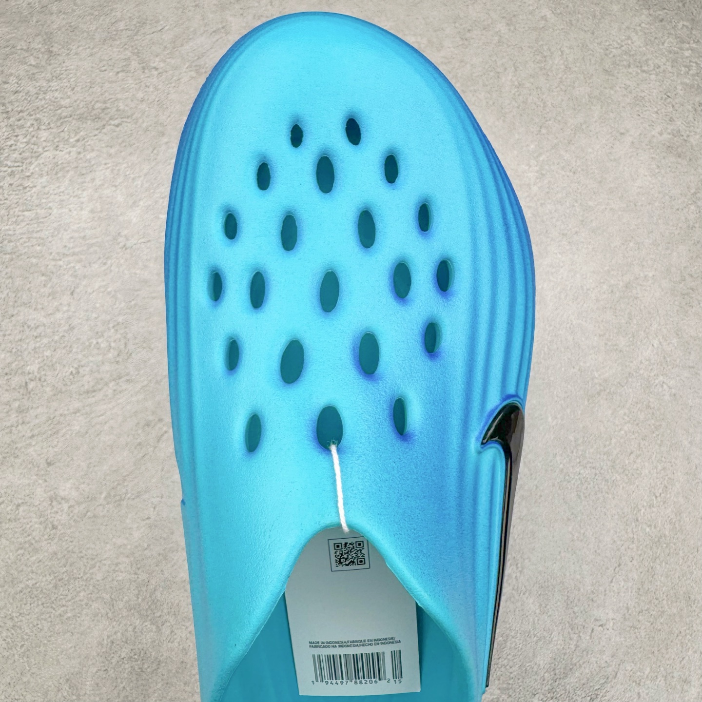 图片[4]-＃DC纯原 NK ReactX Rejuven8 简约舒适百搭洞洞鞋 HV5062-400 重金购入原鞋及原档案磨具生产指令开发 唯一正确组合大底 组合侧面Logo 鞋头不过分上翘 后跟Logo 凹凸明显 轮廓分明 LOGO内侧钢印清晰工整 原厂磨具全鞋无多余毛边 同源公司EVA粒子环保塑料 原厂指令配方 无任何异味 弹性卡色均保持原鞋一致 匠心打造 鞋口弧度大小 鞋面色泽质感同步原鞋 LOGO内侧钢印清晰工整 从名字就能看出，这款鞋搭载了React X缓震科技，保证了舒适的脚感和轻盈的穿着体验。设计上，这双鞋采用了近几年非常流行的洞洞鞋风格，但特别之处在于加入了波浪纹路细节，让整个鞋型看起来更有立体感，视觉上也增添了几分现代感。尺码：36 36.5 37.5 38 38.5 39 40 40.5 41 42 42.5 43 44 44.5 45 46-选品中心