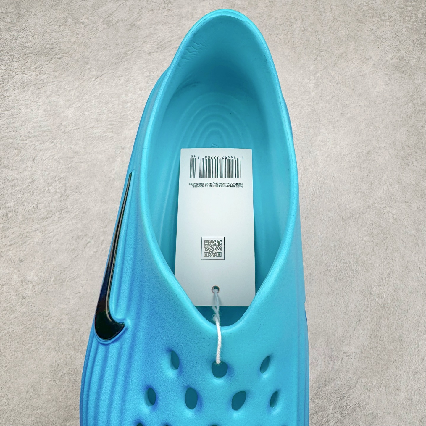 图片[5]-＃DC纯原 NK ReactX Rejuven8 简约舒适百搭洞洞鞋 HV5062-400 重金购入原鞋及原档案磨具生产指令开发 唯一正确组合大底 组合侧面Logo 鞋头不过分上翘 后跟Logo 凹凸明显 轮廓分明 LOGO内侧钢印清晰工整 原厂磨具全鞋无多余毛边 同源公司EVA粒子环保塑料 原厂指令配方 无任何异味 弹性卡色均保持原鞋一致 匠心打造 鞋口弧度大小 鞋面色泽质感同步原鞋 LOGO内侧钢印清晰工整 从名字就能看出，这款鞋搭载了React X缓震科技，保证了舒适的脚感和轻盈的穿着体验。设计上，这双鞋采用了近几年非常流行的洞洞鞋风格，但特别之处在于加入了波浪纹路细节，让整个鞋型看起来更有立体感，视觉上也增添了几分现代感。尺码：36 36.5 37.5 38 38.5 39 40 40.5 41 42 42.5 43 44 44.5 45 46-选品中心