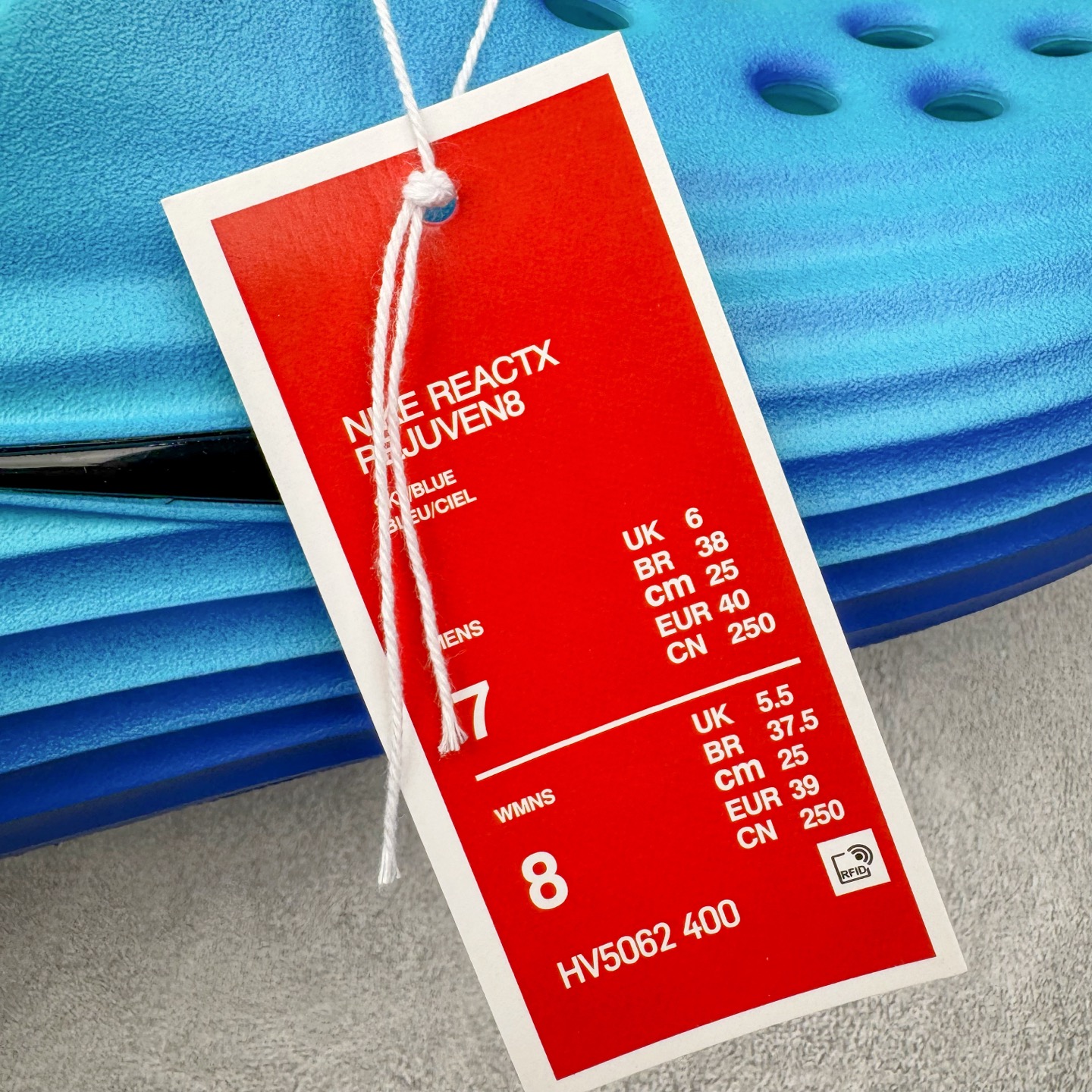 图片[18]-＃DC纯原 NK ReactX Rejuven8 简约舒适百搭洞洞鞋 HV5062-400 重金购入原鞋及原档案磨具生产指令开发 唯一正确组合大底 组合侧面Logo 鞋头不过分上翘 后跟Logo 凹凸明显 轮廓分明 LOGO内侧钢印清晰工整 原厂磨具全鞋无多余毛边 同源公司EVA粒子环保塑料 原厂指令配方 无任何异味 弹性卡色均保持原鞋一致 匠心打造 鞋口弧度大小 鞋面色泽质感同步原鞋 LOGO内侧钢印清晰工整 从名字就能看出，这款鞋搭载了React X缓震科技，保证了舒适的脚感和轻盈的穿着体验。设计上，这双鞋采用了近几年非常流行的洞洞鞋风格，但特别之处在于加入了波浪纹路细节，让整个鞋型看起来更有立体感，视觉上也增添了几分现代感。尺码：36 36.5 37.5 38 38.5 39 40 40.5 41 42 42.5 43 44 44.5 45 46-选品中心