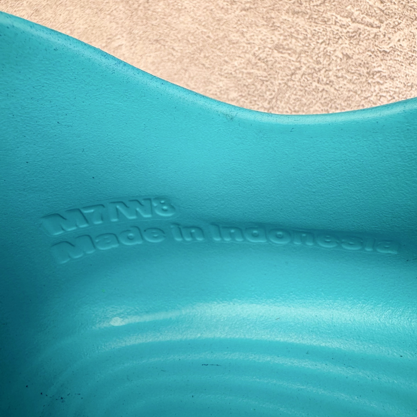 图片[10]-＃DC纯原 NK ReactX Rejuven8 简约舒适百搭洞洞鞋 HV5062-400 重金购入原鞋及原档案磨具生产指令开发 唯一正确组合大底 组合侧面Logo 鞋头不过分上翘 后跟Logo 凹凸明显 轮廓分明 LOGO内侧钢印清晰工整 原厂磨具全鞋无多余毛边 同源公司EVA粒子环保塑料 原厂指令配方 无任何异味 弹性卡色均保持原鞋一致 匠心打造 鞋口弧度大小 鞋面色泽质感同步原鞋 LOGO内侧钢印清晰工整 从名字就能看出，这款鞋搭载了React X缓震科技，保证了舒适的脚感和轻盈的穿着体验。设计上，这双鞋采用了近几年非常流行的洞洞鞋风格，但特别之处在于加入了波浪纹路细节，让整个鞋型看起来更有立体感，视觉上也增添了几分现代感。尺码：36 36.5 37.5 38 38.5 39 40 40.5 41 42 42.5 43 44 44.5 45 46-选品中心