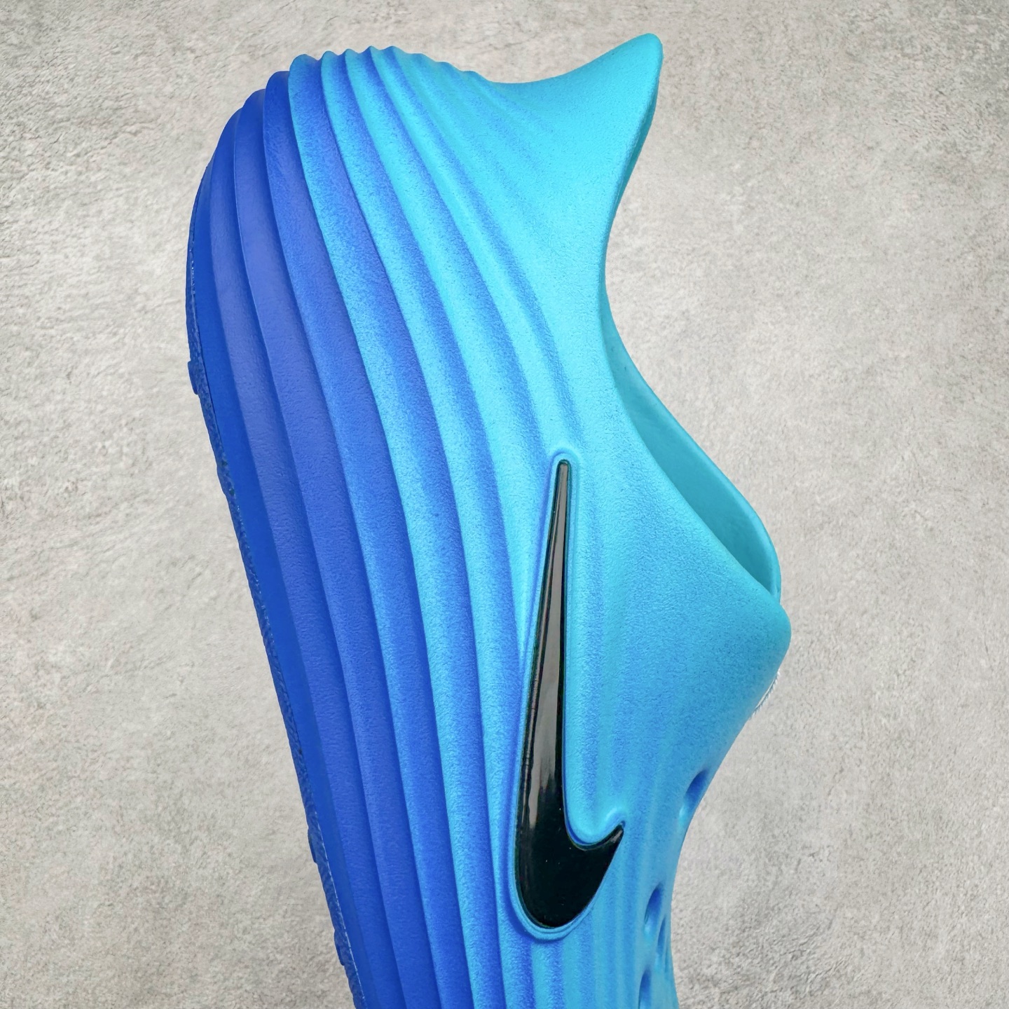 图片[6]-＃DC纯原 NK ReactX Rejuven8 简约舒适百搭洞洞鞋 HV5062-400 重金购入原鞋及原档案磨具生产指令开发 唯一正确组合大底 组合侧面Logo 鞋头不过分上翘 后跟Logo 凹凸明显 轮廓分明 LOGO内侧钢印清晰工整 原厂磨具全鞋无多余毛边 同源公司EVA粒子环保塑料 原厂指令配方 无任何异味 弹性卡色均保持原鞋一致 匠心打造 鞋口弧度大小 鞋面色泽质感同步原鞋 LOGO内侧钢印清晰工整 从名字就能看出，这款鞋搭载了React X缓震科技，保证了舒适的脚感和轻盈的穿着体验。设计上，这双鞋采用了近几年非常流行的洞洞鞋风格，但特别之处在于加入了波浪纹路细节，让整个鞋型看起来更有立体感，视觉上也增添了几分现代感。尺码：36 36.5 37.5 38 38.5 39 40 40.5 41 42 42.5 43 44 44.5 45 46-选品中心