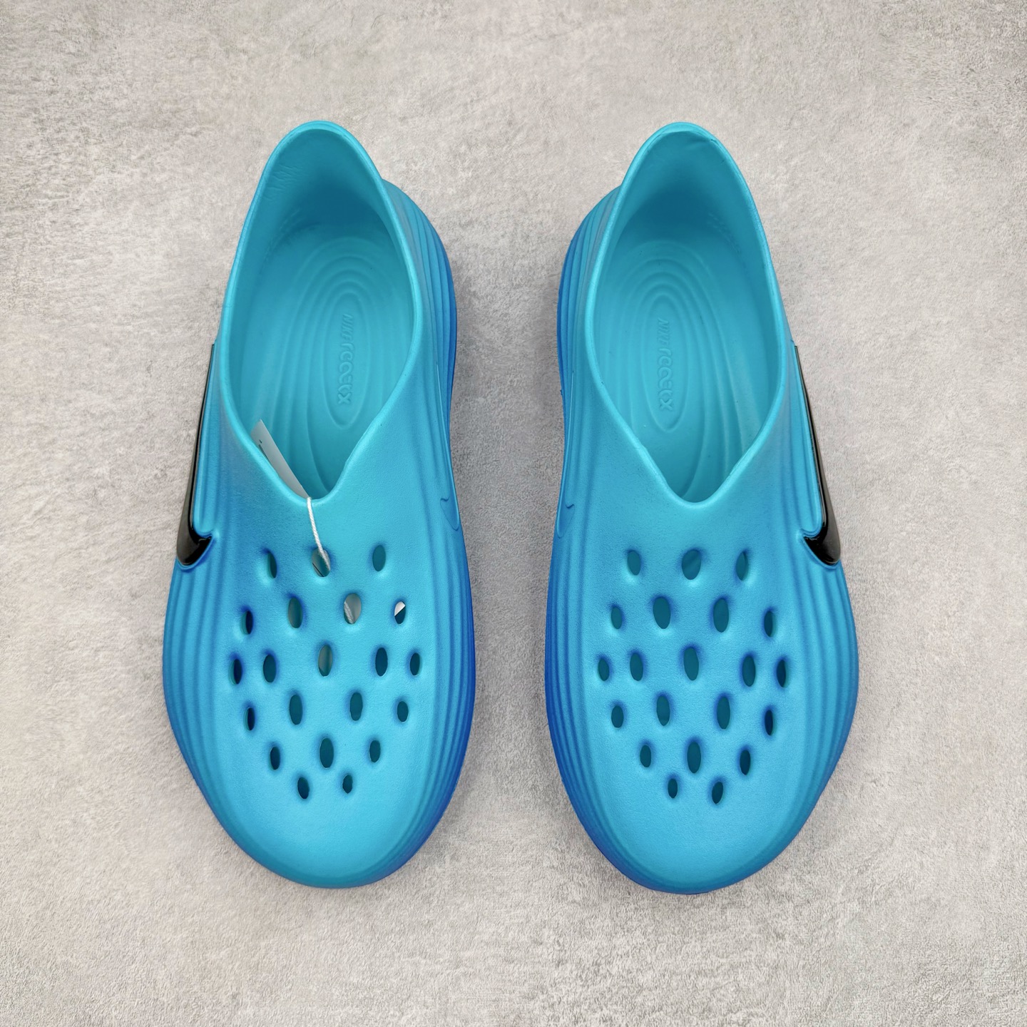 图片[2]-＃DC纯原 NK ReactX Rejuven8 简约舒适百搭洞洞鞋 HV5062-400 重金购入原鞋及原档案磨具生产指令开发 唯一正确组合大底 组合侧面Logo 鞋头不过分上翘 后跟Logo 凹凸明显 轮廓分明 LOGO内侧钢印清晰工整 原厂磨具全鞋无多余毛边 同源公司EVA粒子环保塑料 原厂指令配方 无任何异味 弹性卡色均保持原鞋一致 匠心打造 鞋口弧度大小 鞋面色泽质感同步原鞋 LOGO内侧钢印清晰工整 从名字就能看出，这款鞋搭载了React X缓震科技，保证了舒适的脚感和轻盈的穿着体验。设计上，这双鞋采用了近几年非常流行的洞洞鞋风格，但特别之处在于加入了波浪纹路细节，让整个鞋型看起来更有立体感，视觉上也增添了几分现代感。尺码：36 36.5 37.5 38 38.5 39 40 40.5 41 42 42.5 43 44 44.5 45 46-选品中心