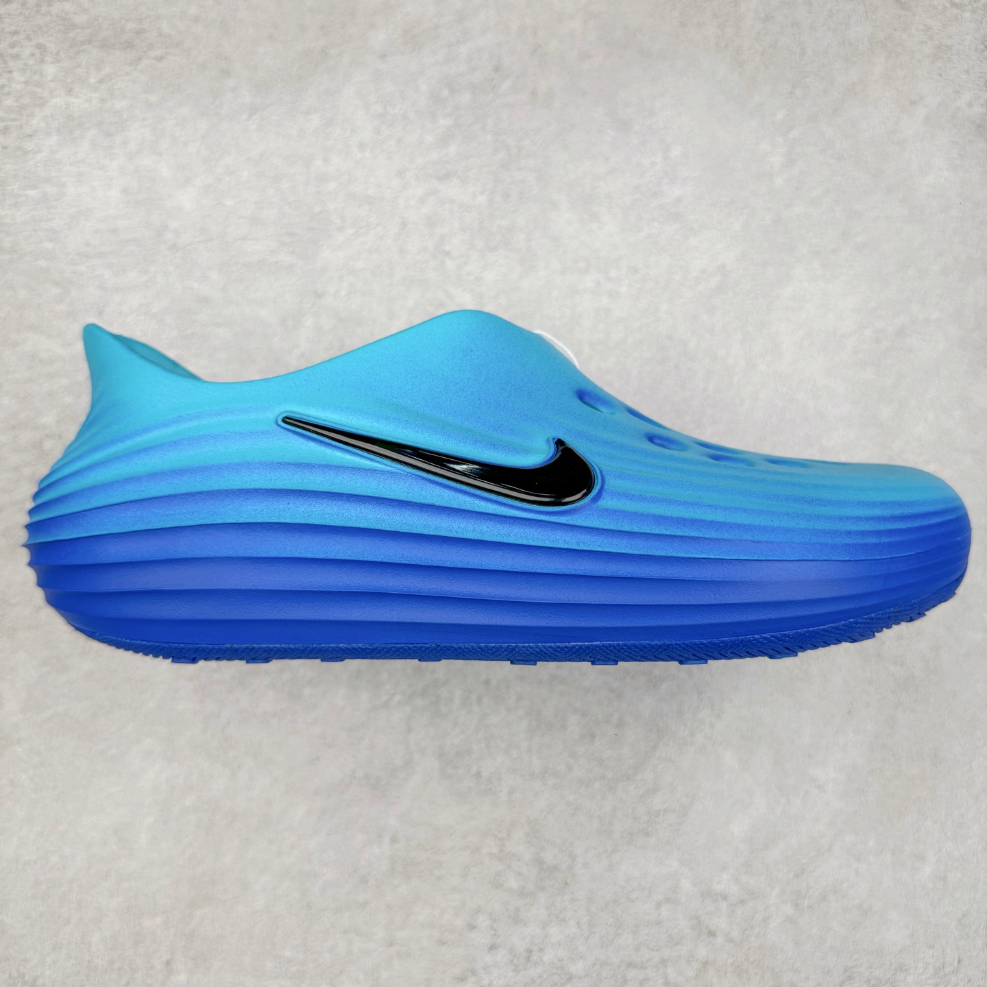 ＃DC纯原 NK ReactX Rejuven8 简约舒适百搭洞洞鞋 HV5062-400 重金购入原鞋及原档案磨具生产指令开发 唯一正确组合大底 组合侧面Logo 鞋头不过分上翘 后跟Logo 凹凸明显 轮廓分明 LOGO内侧钢印清晰工整 原厂磨具全鞋无多余毛边 同源公司EVA粒子环保塑料 原厂指令配方 无任何异味 弹性卡色均保持原鞋一致 匠心打造 鞋口弧度大小 鞋面色泽质感同步原鞋 LOGO内侧钢印清晰工整 从名字就能看出，这款鞋搭载了React X缓震科技，保证了舒适的脚感和轻盈的穿着体验。设计上，这双鞋采用了近几年非常流行的洞洞鞋风格，但特别之处在于加入了波浪纹路细节，让整个鞋型看起来更有立体感，视觉上也增添了几分现代感。尺码：36 36.5 37.5 38 38.5 39 40 40.5 41 42 42.5 43 44 44.5 45 46-选品中心