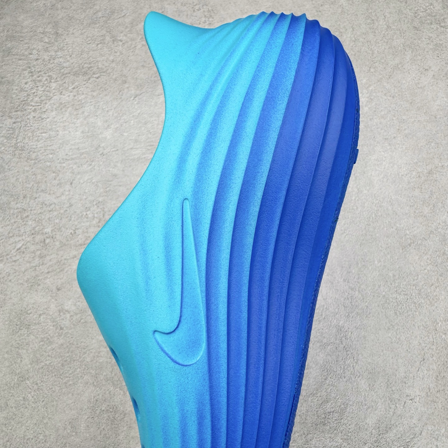 图片[7]-＃DC纯原 NK ReactX Rejuven8 简约舒适百搭洞洞鞋 HV5062-400 重金购入原鞋及原档案磨具生产指令开发 唯一正确组合大底 组合侧面Logo 鞋头不过分上翘 后跟Logo 凹凸明显 轮廓分明 LOGO内侧钢印清晰工整 原厂磨具全鞋无多余毛边 同源公司EVA粒子环保塑料 原厂指令配方 无任何异味 弹性卡色均保持原鞋一致 匠心打造 鞋口弧度大小 鞋面色泽质感同步原鞋 LOGO内侧钢印清晰工整 从名字就能看出，这款鞋搭载了React X缓震科技，保证了舒适的脚感和轻盈的穿着体验。设计上，这双鞋采用了近几年非常流行的洞洞鞋风格，但特别之处在于加入了波浪纹路细节，让整个鞋型看起来更有立体感，视觉上也增添了几分现代感。尺码：36 36.5 37.5 38 38.5 39 40 40.5 41 42 42.5 43 44 44.5 45 46-选品中心