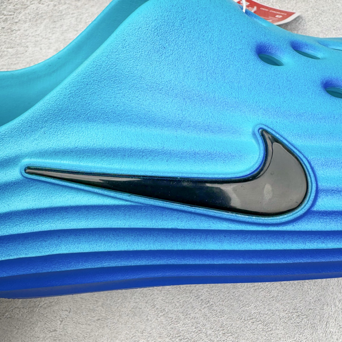 图片[14]-＃DC纯原 NK ReactX Rejuven8 简约舒适百搭洞洞鞋 HV5062-400 重金购入原鞋及原档案磨具生产指令开发 唯一正确组合大底 组合侧面Logo 鞋头不过分上翘 后跟Logo 凹凸明显 轮廓分明 LOGO内侧钢印清晰工整 原厂磨具全鞋无多余毛边 同源公司EVA粒子环保塑料 原厂指令配方 无任何异味 弹性卡色均保持原鞋一致 匠心打造 鞋口弧度大小 鞋面色泽质感同步原鞋 LOGO内侧钢印清晰工整 从名字就能看出，这款鞋搭载了React X缓震科技，保证了舒适的脚感和轻盈的穿着体验。设计上，这双鞋采用了近几年非常流行的洞洞鞋风格，但特别之处在于加入了波浪纹路细节，让整个鞋型看起来更有立体感，视觉上也增添了几分现代感。尺码：36 36.5 37.5 38 38.5 39 40 40.5 41 42 42.5 43 44 44.5 45 46-选品中心