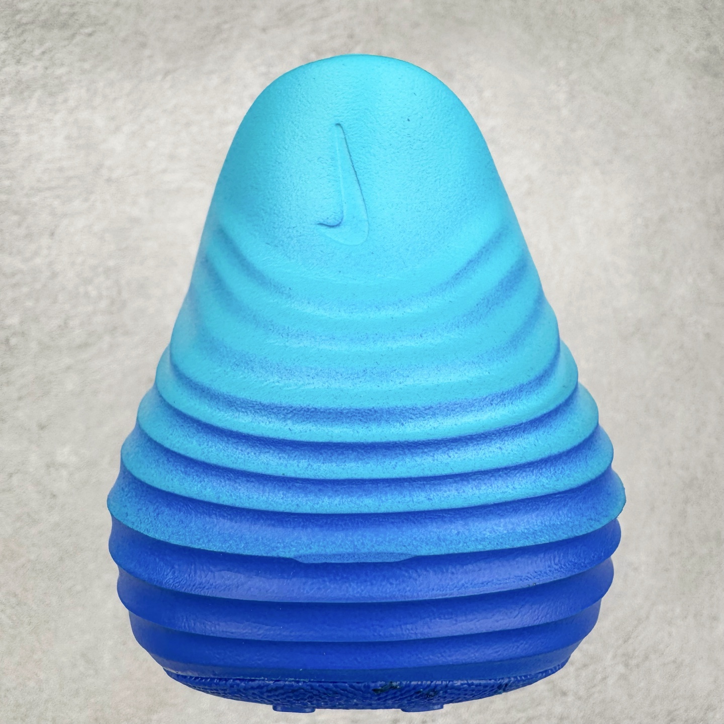 图片[8]-＃DC纯原 NK ReactX Rejuven8 简约舒适百搭洞洞鞋 HV5062-400 重金购入原鞋及原档案磨具生产指令开发 唯一正确组合大底 组合侧面Logo 鞋头不过分上翘 后跟Logo 凹凸明显 轮廓分明 LOGO内侧钢印清晰工整 原厂磨具全鞋无多余毛边 同源公司EVA粒子环保塑料 原厂指令配方 无任何异味 弹性卡色均保持原鞋一致 匠心打造 鞋口弧度大小 鞋面色泽质感同步原鞋 LOGO内侧钢印清晰工整 从名字就能看出，这款鞋搭载了React X缓震科技，保证了舒适的脚感和轻盈的穿着体验。设计上，这双鞋采用了近几年非常流行的洞洞鞋风格，但特别之处在于加入了波浪纹路细节，让整个鞋型看起来更有立体感，视觉上也增添了几分现代感。尺码：36 36.5 37.5 38 38.5 39 40 40.5 41 42 42.5 43 44 44.5 45 46-选品中心