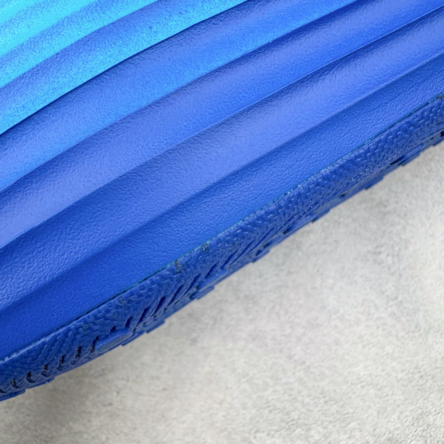 图片[13]-＃DC纯原 NK ReactX Rejuven8 简约舒适百搭洞洞鞋 HV5062-400 重金购入原鞋及原档案磨具生产指令开发 唯一正确组合大底 组合侧面Logo 鞋头不过分上翘 后跟Logo 凹凸明显 轮廓分明 LOGO内侧钢印清晰工整 原厂磨具全鞋无多余毛边 同源公司EVA粒子环保塑料 原厂指令配方 无任何异味 弹性卡色均保持原鞋一致 匠心打造 鞋口弧度大小 鞋面色泽质感同步原鞋 LOGO内侧钢印清晰工整 从名字就能看出，这款鞋搭载了React X缓震科技，保证了舒适的脚感和轻盈的穿着体验。设计上，这双鞋采用了近几年非常流行的洞洞鞋风格，但特别之处在于加入了波浪纹路细节，让整个鞋型看起来更有立体感，视觉上也增添了几分现代感。尺码：36 36.5 37.5 38 38.5 39 40 40.5 41 42 42.5 43 44 44.5 45 46-选品中心