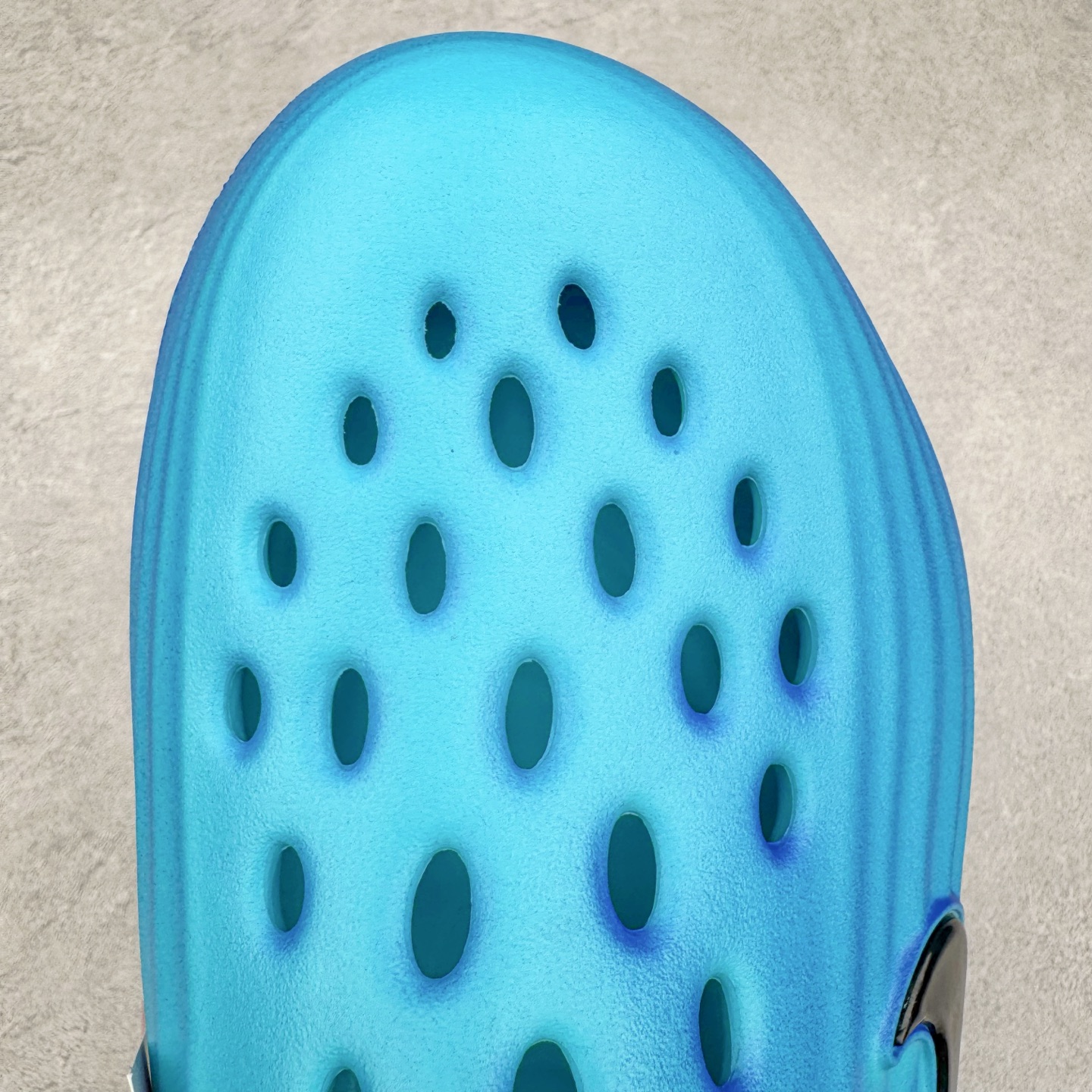 图片[12]-＃DC纯原 NK ReactX Rejuven8 简约舒适百搭洞洞鞋 HV5062-400 重金购入原鞋及原档案磨具生产指令开发 唯一正确组合大底 组合侧面Logo 鞋头不过分上翘 后跟Logo 凹凸明显 轮廓分明 LOGO内侧钢印清晰工整 原厂磨具全鞋无多余毛边 同源公司EVA粒子环保塑料 原厂指令配方 无任何异味 弹性卡色均保持原鞋一致 匠心打造 鞋口弧度大小 鞋面色泽质感同步原鞋 LOGO内侧钢印清晰工整 从名字就能看出，这款鞋搭载了React X缓震科技，保证了舒适的脚感和轻盈的穿着体验。设计上，这双鞋采用了近几年非常流行的洞洞鞋风格，但特别之处在于加入了波浪纹路细节，让整个鞋型看起来更有立体感，视觉上也增添了几分现代感。尺码：36 36.5 37.5 38 38.5 39 40 40.5 41 42 42.5 43 44 44.5 45 46-选品中心