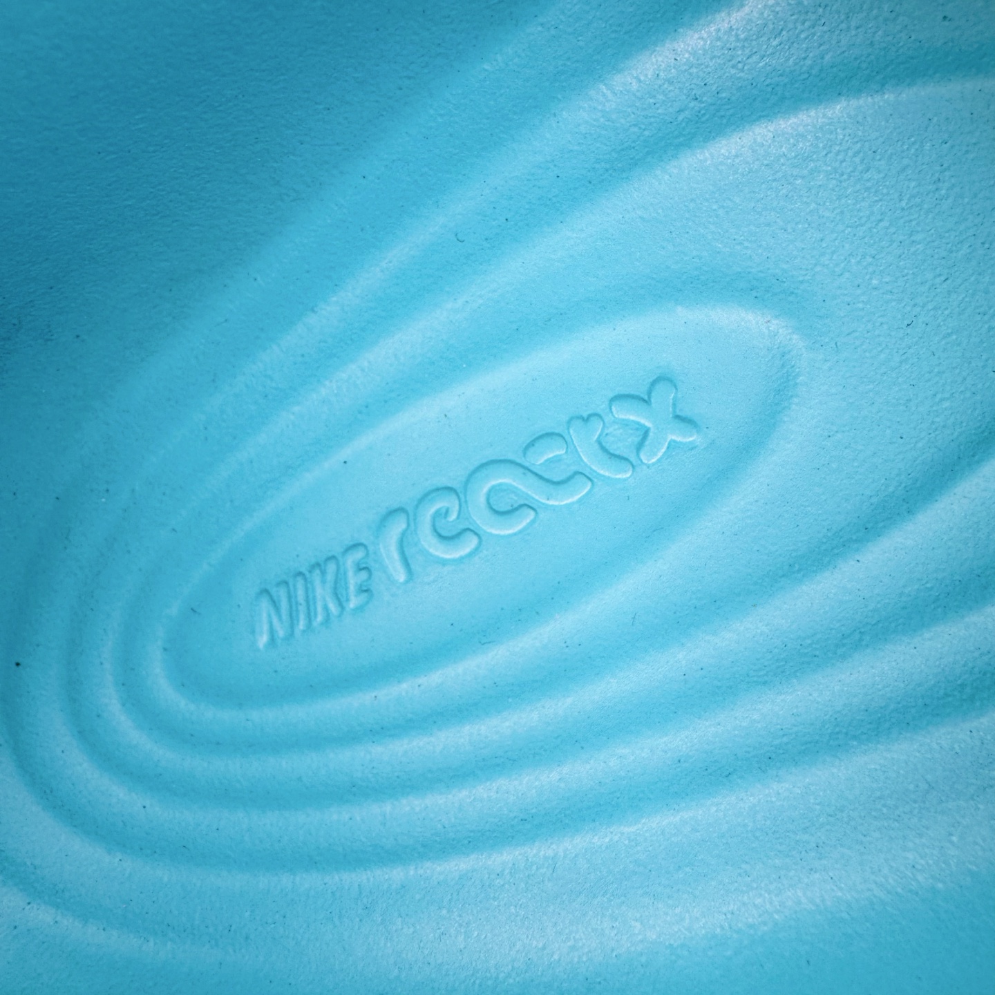 图片[17]-＃DC纯原 NK ReactX Rejuven8 简约舒适百搭洞洞鞋 HV5062-400 重金购入原鞋及原档案磨具生产指令开发 唯一正确组合大底 组合侧面Logo 鞋头不过分上翘 后跟Logo 凹凸明显 轮廓分明 LOGO内侧钢印清晰工整 原厂磨具全鞋无多余毛边 同源公司EVA粒子环保塑料 原厂指令配方 无任何异味 弹性卡色均保持原鞋一致 匠心打造 鞋口弧度大小 鞋面色泽质感同步原鞋 LOGO内侧钢印清晰工整 从名字就能看出，这款鞋搭载了React X缓震科技，保证了舒适的脚感和轻盈的穿着体验。设计上，这双鞋采用了近几年非常流行的洞洞鞋风格，但特别之处在于加入了波浪纹路细节，让整个鞋型看起来更有立体感，视觉上也增添了几分现代感。尺码：36 36.5 37.5 38 38.5 39 40 40.5 41 42 42.5 43 44 44.5 45 46-选品中心