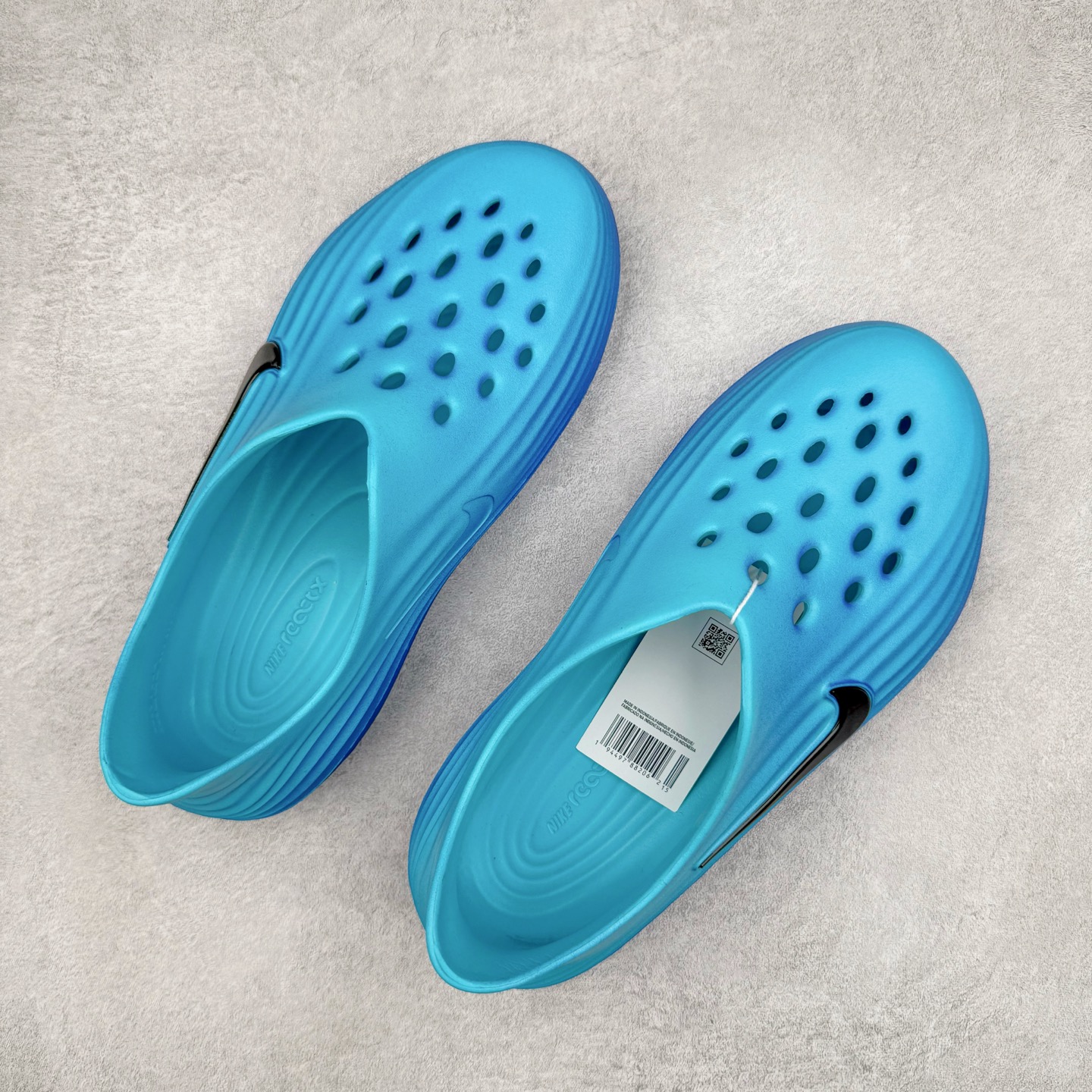 图片[3]-＃DC纯原 NK ReactX Rejuven8 简约舒适百搭洞洞鞋 HV5062-400 重金购入原鞋及原档案磨具生产指令开发 唯一正确组合大底 组合侧面Logo 鞋头不过分上翘 后跟Logo 凹凸明显 轮廓分明 LOGO内侧钢印清晰工整 原厂磨具全鞋无多余毛边 同源公司EVA粒子环保塑料 原厂指令配方 无任何异味 弹性卡色均保持原鞋一致 匠心打造 鞋口弧度大小 鞋面色泽质感同步原鞋 LOGO内侧钢印清晰工整 从名字就能看出，这款鞋搭载了React X缓震科技，保证了舒适的脚感和轻盈的穿着体验。设计上，这双鞋采用了近几年非常流行的洞洞鞋风格，但特别之处在于加入了波浪纹路细节，让整个鞋型看起来更有立体感，视觉上也增添了几分现代感。尺码：36 36.5 37.5 38 38.5 39 40 40.5 41 42 42.5 43 44 44.5 45 46-选品中心