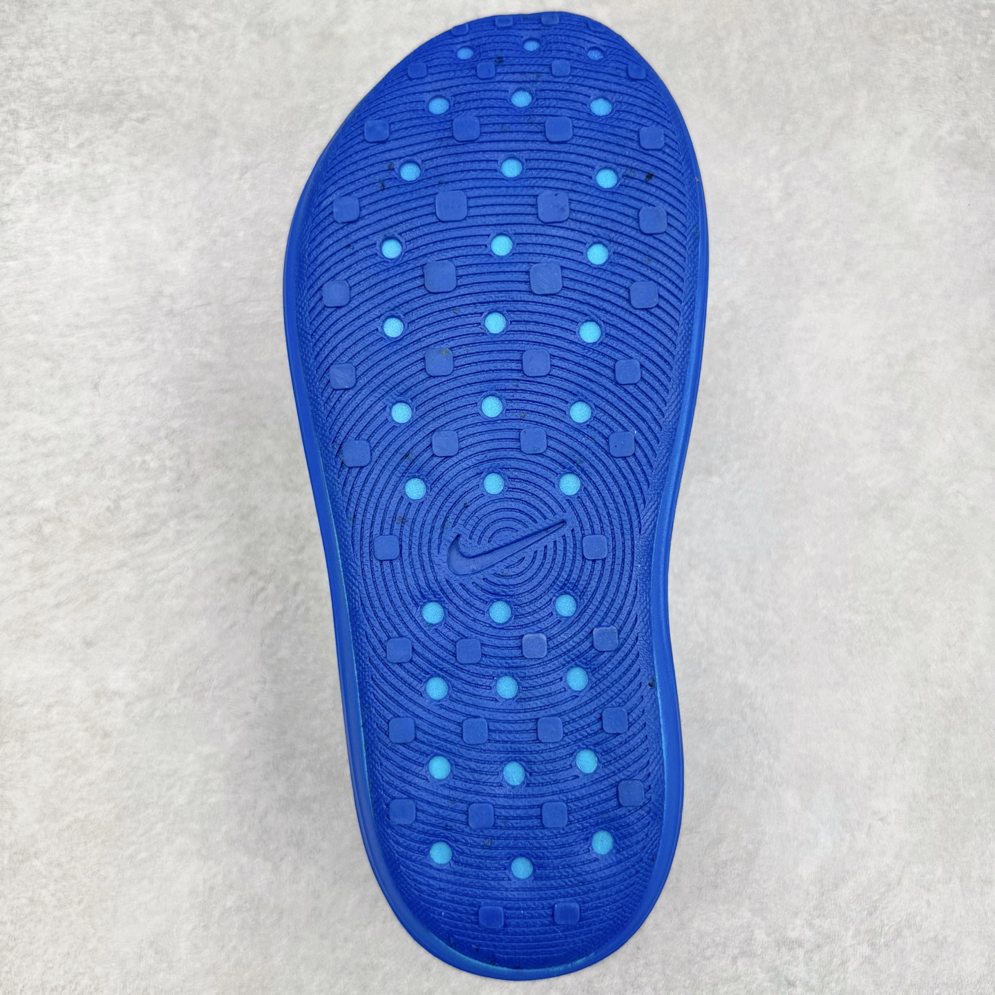 图片[9]-＃DC纯原 NK ReactX Rejuven8 简约舒适百搭洞洞鞋 HV5062-400 重金购入原鞋及原档案磨具生产指令开发 唯一正确组合大底 组合侧面Logo 鞋头不过分上翘 后跟Logo 凹凸明显 轮廓分明 LOGO内侧钢印清晰工整 原厂磨具全鞋无多余毛边 同源公司EVA粒子环保塑料 原厂指令配方 无任何异味 弹性卡色均保持原鞋一致 匠心打造 鞋口弧度大小 鞋面色泽质感同步原鞋 LOGO内侧钢印清晰工整 从名字就能看出，这款鞋搭载了React X缓震科技，保证了舒适的脚感和轻盈的穿着体验。设计上，这双鞋采用了近几年非常流行的洞洞鞋风格，但特别之处在于加入了波浪纹路细节，让整个鞋型看起来更有立体感，视觉上也增添了几分现代感。尺码：36 36.5 37.5 38 38.5 39 40 40.5 41 42 42.5 43 44 44.5 45 46-选品中心