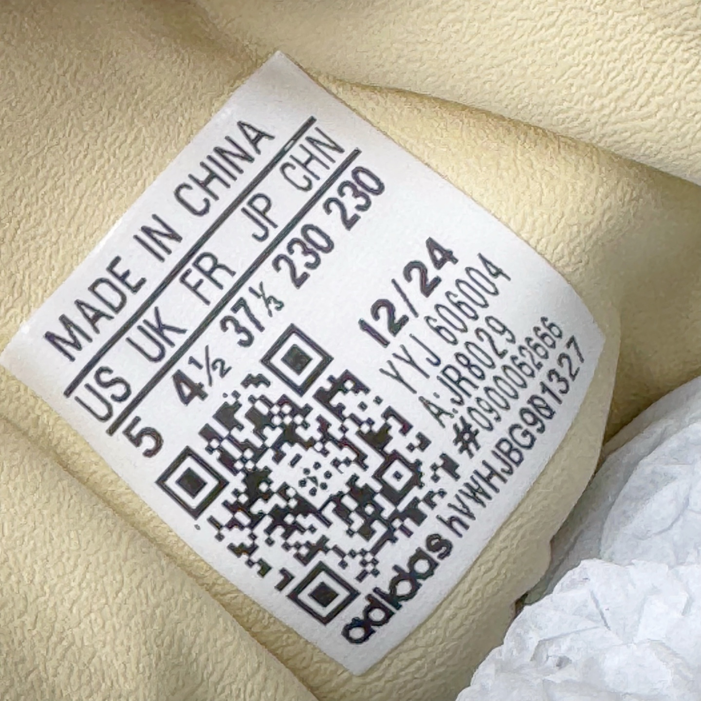 图片[10]-＃S2纯原 AD Original Gazelle Indoor Trainers 瞪羚室内鞋系列低帮复古百搭休闲运动德训风板鞋 JR8029 高端零售特供批次 原厂定制长毛翻毛皮组合环保纤维革鞋面材质 内置环保海玻璃鞋垫 外置RB橡胶大底 产品品控稳定性领先行业 原厂全套原楦原纸板冲刀磨具开发 原厂皮料加持 原厂港宝加持定型后跟R度完美 将复古进行到底 简约流畅 三十年不变经典 这款Gazelle运动鞋 无论面料、配色、质感或设计 都只在重现其1991年原款的经典 皮革鞋面 撞色三条纹和鞋跟标的设计 力求呈现90年代的经典复古风潮 Samba火热的同时 也带动了其它的复古鞋型 Gazelle便是其中一只 Gazelle Indoor拥有包边更宽的T字型鞋头 更好的保护运动员的前掌 浓浓的复古氛围感 非常适合现在流行的Cleanfit风格 尺码：36 36.5 37.5 38 38.5 39 40 40.5 41 42 42.5 43 44 44.5 45 46-选品中心