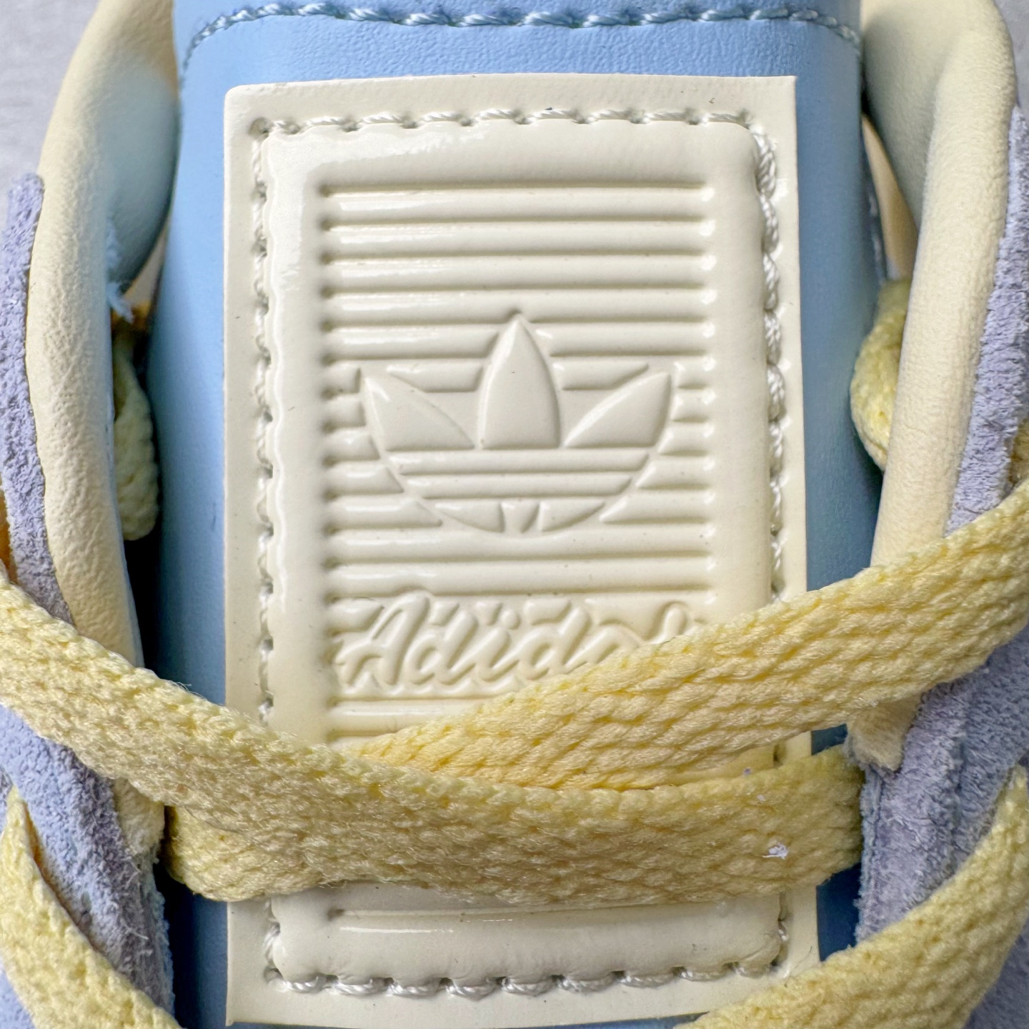 图片[11]-＃S2纯原 AD Original Gazelle Indoor Trainers 瞪羚室内鞋系列低帮复古百搭休闲运动德训风板鞋 JR8029 高端零售特供批次 原厂定制长毛翻毛皮组合环保纤维革鞋面材质 内置环保海玻璃鞋垫 外置RB橡胶大底 产品品控稳定性领先行业 原厂全套原楦原纸板冲刀磨具开发 原厂皮料加持 原厂港宝加持定型后跟R度完美 将复古进行到底 简约流畅 三十年不变经典 这款Gazelle运动鞋 无论面料、配色、质感或设计 都只在重现其1991年原款的经典 皮革鞋面 撞色三条纹和鞋跟标的设计 力求呈现90年代的经典复古风潮 Samba火热的同时 也带动了其它的复古鞋型 Gazelle便是其中一只 Gazelle Indoor拥有包边更宽的T字型鞋头 更好的保护运动员的前掌 浓浓的复古氛围感 非常适合现在流行的Cleanfit风格 尺码：36 36.5 37.5 38 38.5 39 40 40.5 41 42 42.5 43 44 44.5 45 46-选品中心