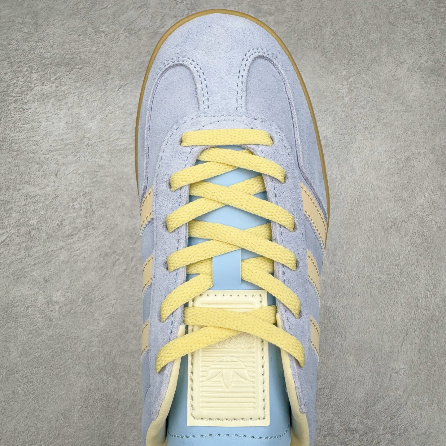 图片[4]-＃S2纯原 AD Original Gazelle Indoor Trainers 瞪羚室内鞋系列低帮复古百搭休闲运动德训风板鞋 JR8029 高端零售特供批次 原厂定制长毛翻毛皮组合环保纤维革鞋面材质 内置环保海玻璃鞋垫 外置RB橡胶大底 产品品控稳定性领先行业 原厂全套原楦原纸板冲刀磨具开发 原厂皮料加持 原厂港宝加持定型后跟R度完美 将复古进行到底 简约流畅 三十年不变经典 这款Gazelle运动鞋 无论面料、配色、质感或设计 都只在重现其1991年原款的经典 皮革鞋面 撞色三条纹和鞋跟标的设计 力求呈现90年代的经典复古风潮 Samba火热的同时 也带动了其它的复古鞋型 Gazelle便是其中一只 Gazelle Indoor拥有包边更宽的T字型鞋头 更好的保护运动员的前掌 浓浓的复古氛围感 非常适合现在流行的Cleanfit风格 尺码：36 36.5 37.5 38 38.5 39 40 40.5 41 42 42.5 43 44 44.5 45 46-选品中心