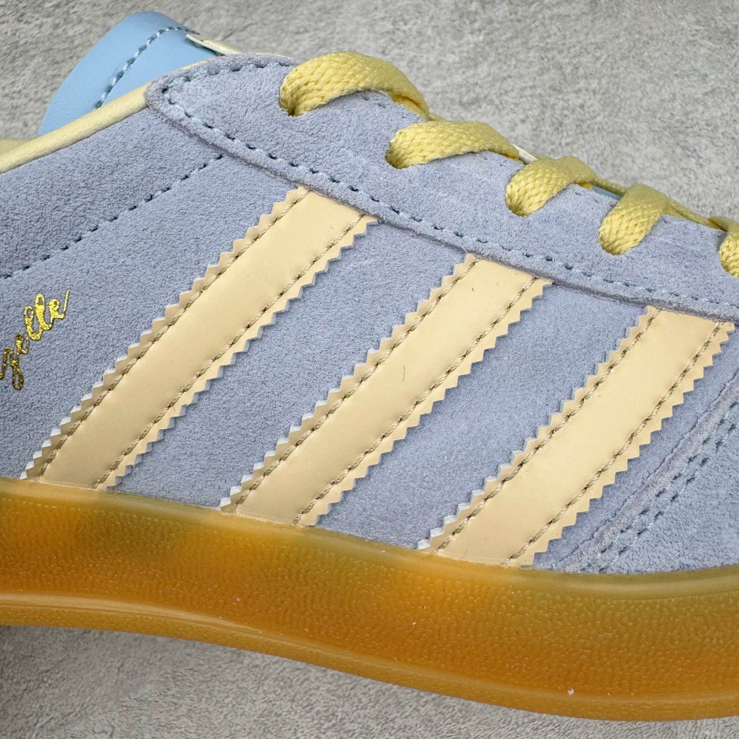 图片[16]-＃S2纯原 AD Original Gazelle Indoor Trainers 瞪羚室内鞋系列低帮复古百搭休闲运动德训风板鞋 JR8029 高端零售特供批次 原厂定制长毛翻毛皮组合环保纤维革鞋面材质 内置环保海玻璃鞋垫 外置RB橡胶大底 产品品控稳定性领先行业 原厂全套原楦原纸板冲刀磨具开发 原厂皮料加持 原厂港宝加持定型后跟R度完美 将复古进行到底 简约流畅 三十年不变经典 这款Gazelle运动鞋 无论面料、配色、质感或设计 都只在重现其1991年原款的经典 皮革鞋面 撞色三条纹和鞋跟标的设计 力求呈现90年代的经典复古风潮 Samba火热的同时 也带动了其它的复古鞋型 Gazelle便是其中一只 Gazelle Indoor拥有包边更宽的T字型鞋头 更好的保护运动员的前掌 浓浓的复古氛围感 非常适合现在流行的Cleanfit风格 尺码：36 36.5 37.5 38 38.5 39 40 40.5 41 42 42.5 43 44 44.5 45 46-选品中心