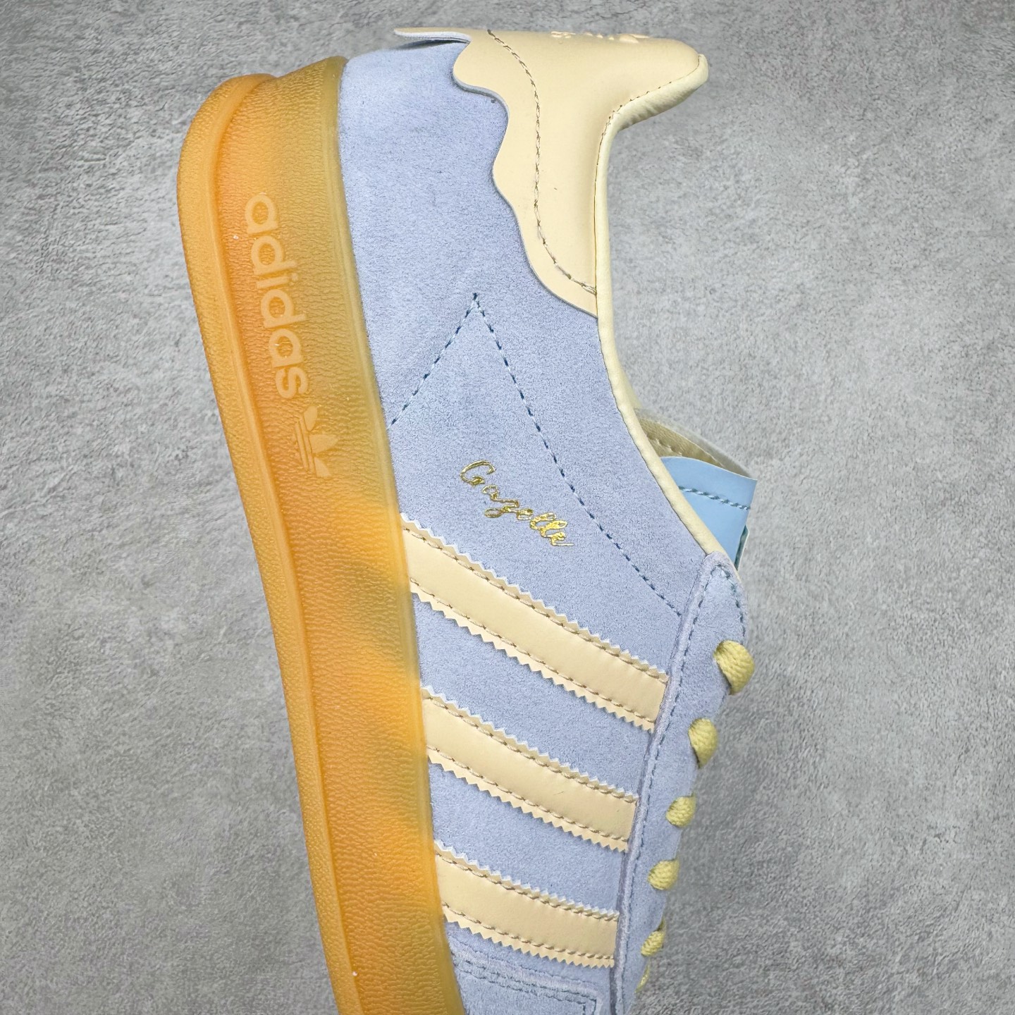 图片[6]-＃S2纯原 AD Original Gazelle Indoor Trainers 瞪羚室内鞋系列低帮复古百搭休闲运动德训风板鞋 JR8029 高端零售特供批次 原厂定制长毛翻毛皮组合环保纤维革鞋面材质 内置环保海玻璃鞋垫 外置RB橡胶大底 产品品控稳定性领先行业 原厂全套原楦原纸板冲刀磨具开发 原厂皮料加持 原厂港宝加持定型后跟R度完美 将复古进行到底 简约流畅 三十年不变经典 这款Gazelle运动鞋 无论面料、配色、质感或设计 都只在重现其1991年原款的经典 皮革鞋面 撞色三条纹和鞋跟标的设计 力求呈现90年代的经典复古风潮 Samba火热的同时 也带动了其它的复古鞋型 Gazelle便是其中一只 Gazelle Indoor拥有包边更宽的T字型鞋头 更好的保护运动员的前掌 浓浓的复古氛围感 非常适合现在流行的Cleanfit风格 尺码：36 36.5 37.5 38 38.5 39 40 40.5 41 42 42.5 43 44 44.5 45 46-选品中心